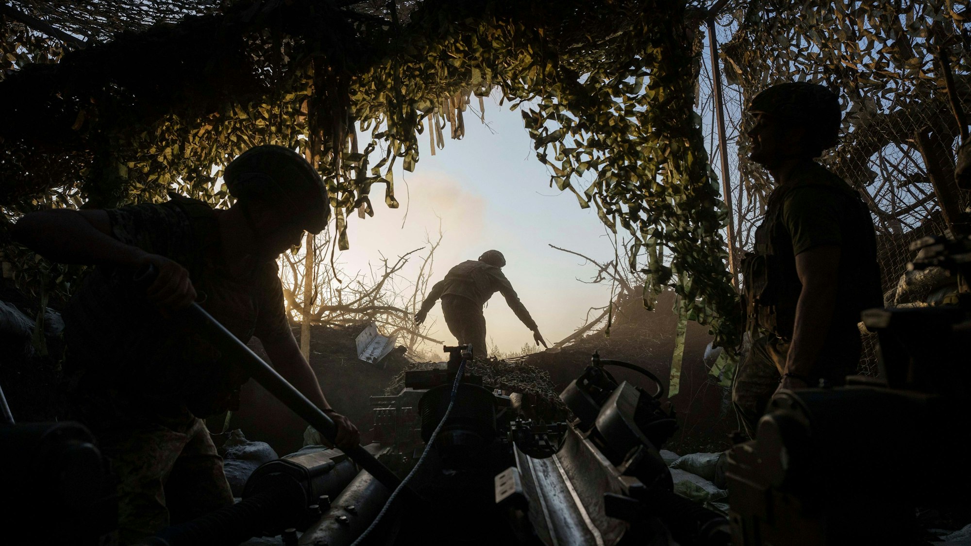Ukrainische Soldaten der 148. separaten Artilleriebrigade der Luftangriffstruppen bereiten die Haubitze M777 für den Beschuss russischer Stellungen an der Frontlinie in der Region Donezk vor. (Symbolbild)