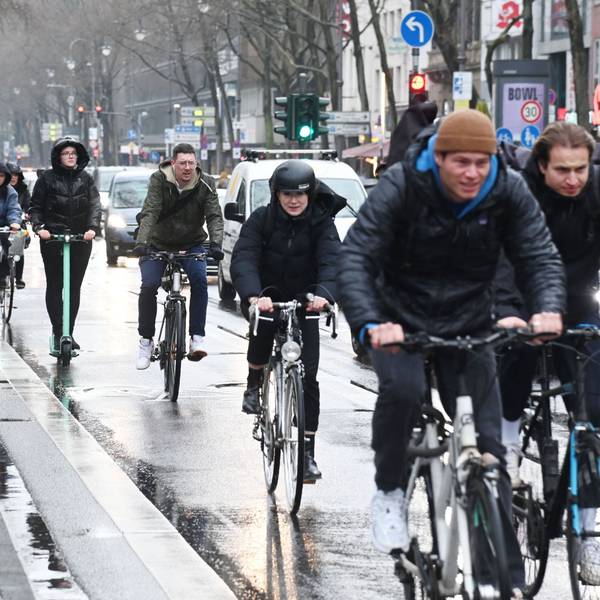Einige Radfahrer im Frühjahr in Köln (Symbolfoto)