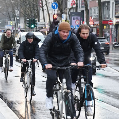 Einige Radfahrer im Frühjahr in Köln (Symbolfoto)