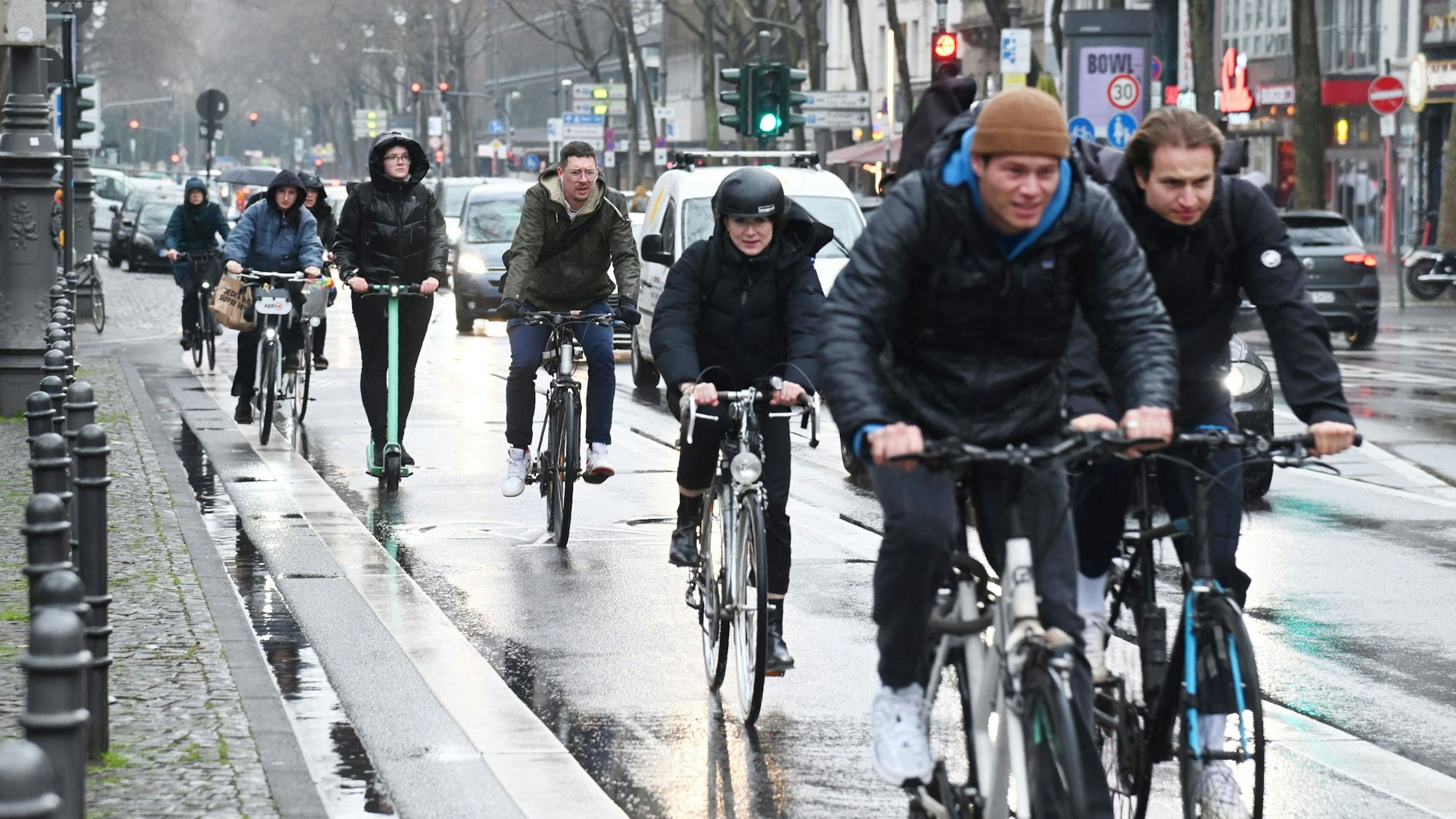 Einige Radfahrer im Frühjahr in Köln (Symbolfoto)