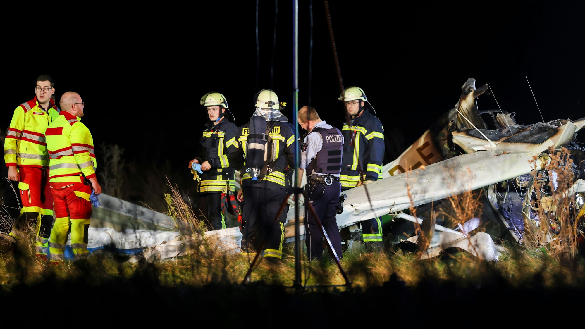 Das Wrack eines Kleinflugzeuges ist nach dem Absturz auf dem Gelände nahe des Flugplatzes in Bad Sassendorf zu sehen.