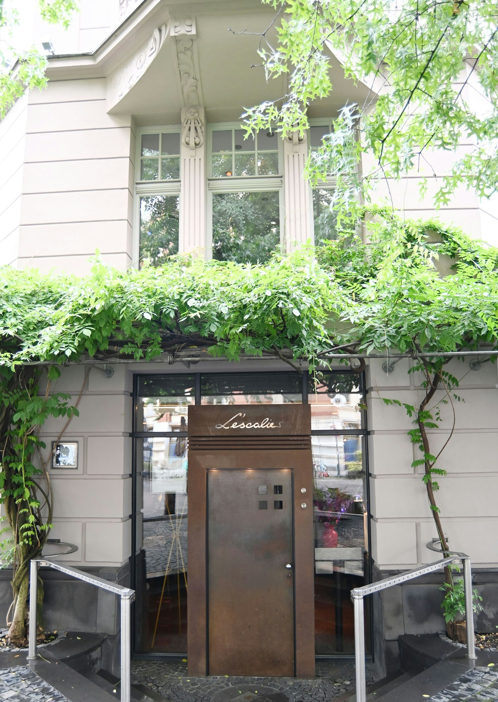 Hausfront und Eingangstür