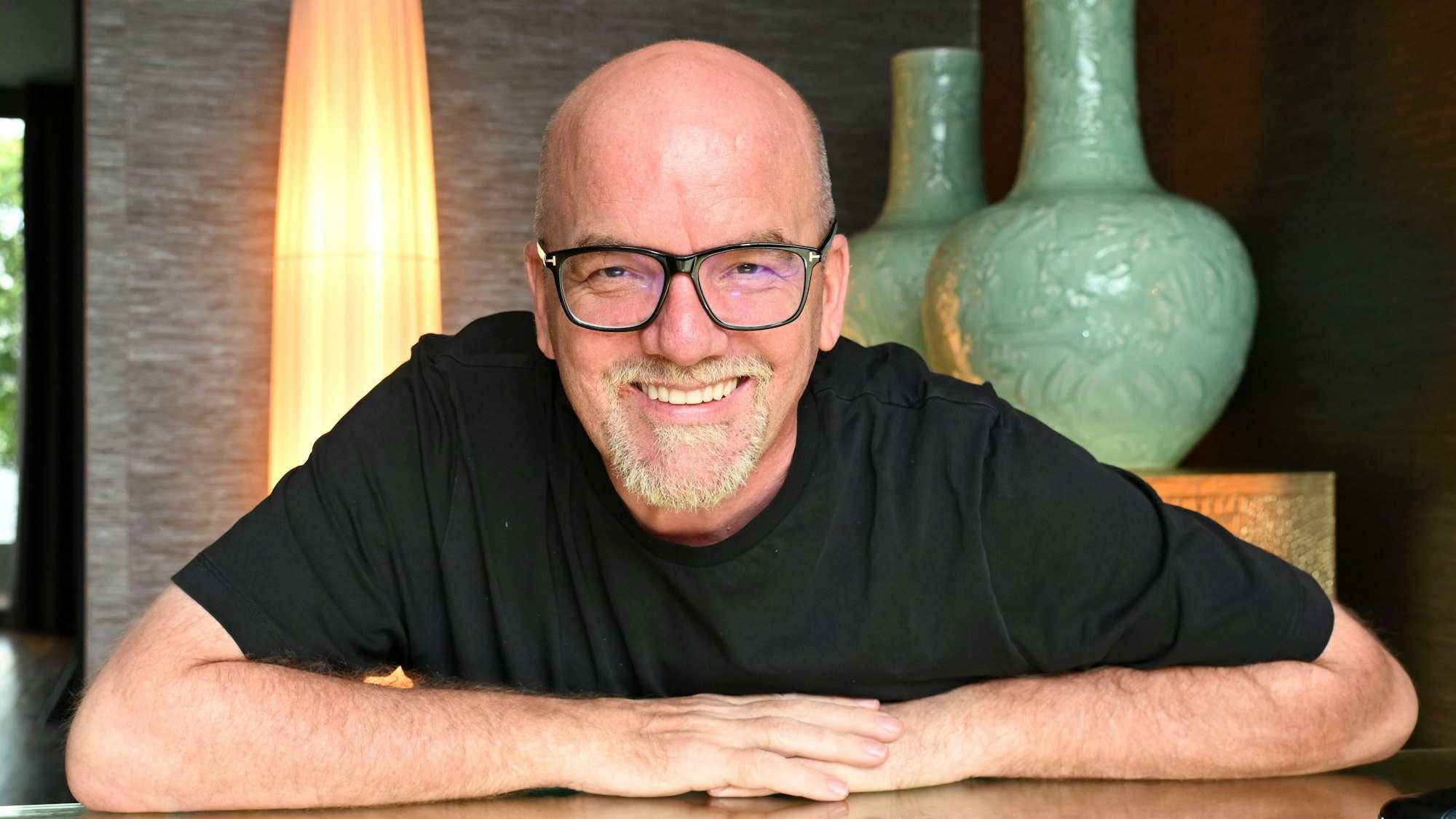 DJ Ötzi posiert für die Kamera.