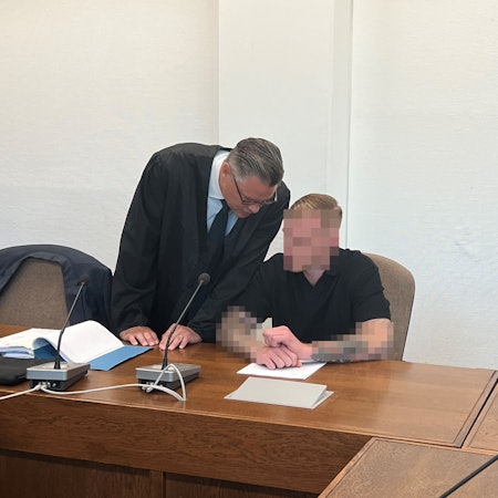 Der Angeklagte mit seinem Verteidiger Dietmar Bonn beim ersten Prozessauftakt im Landgericht Köln
