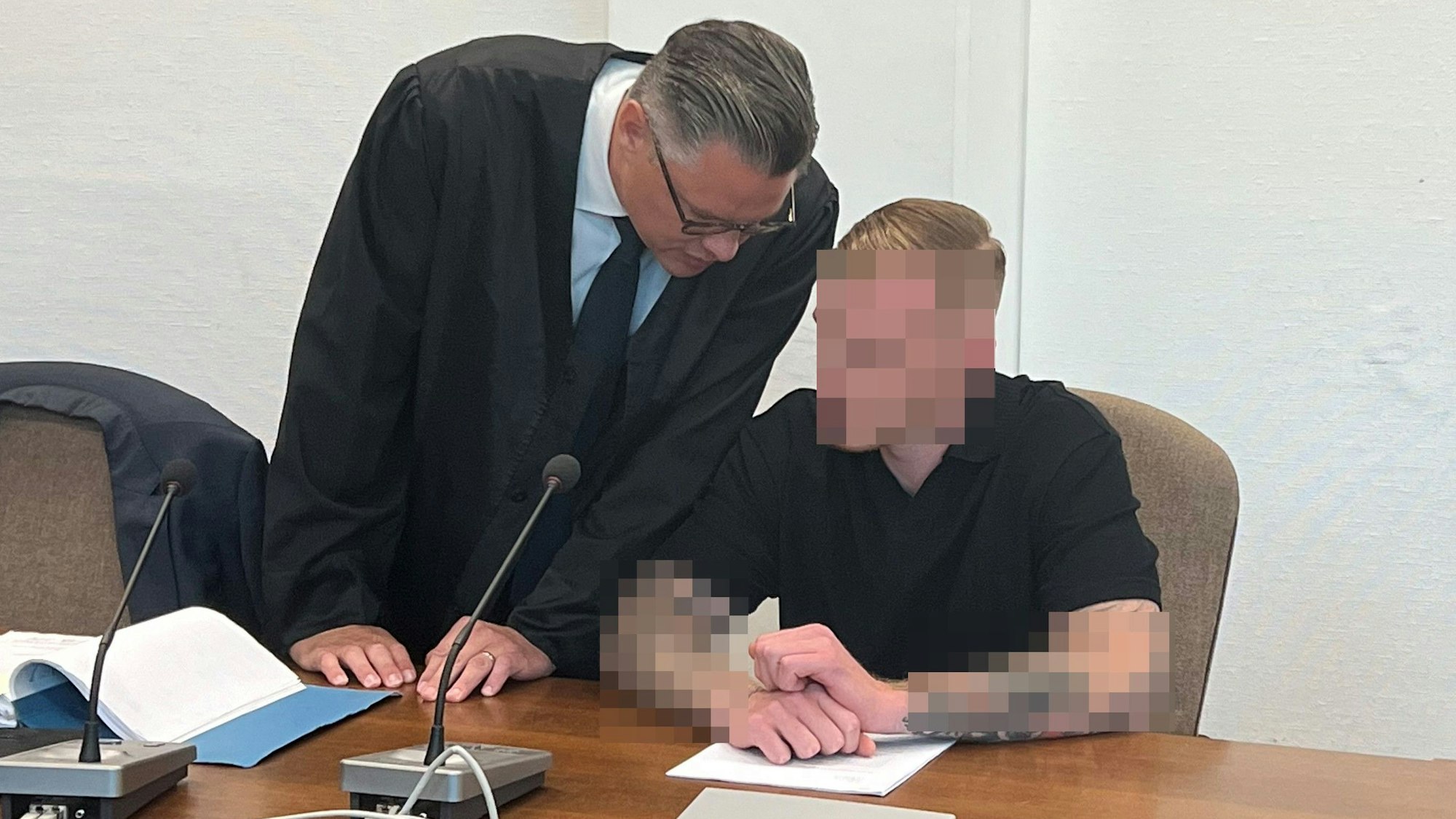 Der Angeklagte mit seinem Verteidiger Dietmar Bonn beim Prozessauftakt im Landgericht Köln