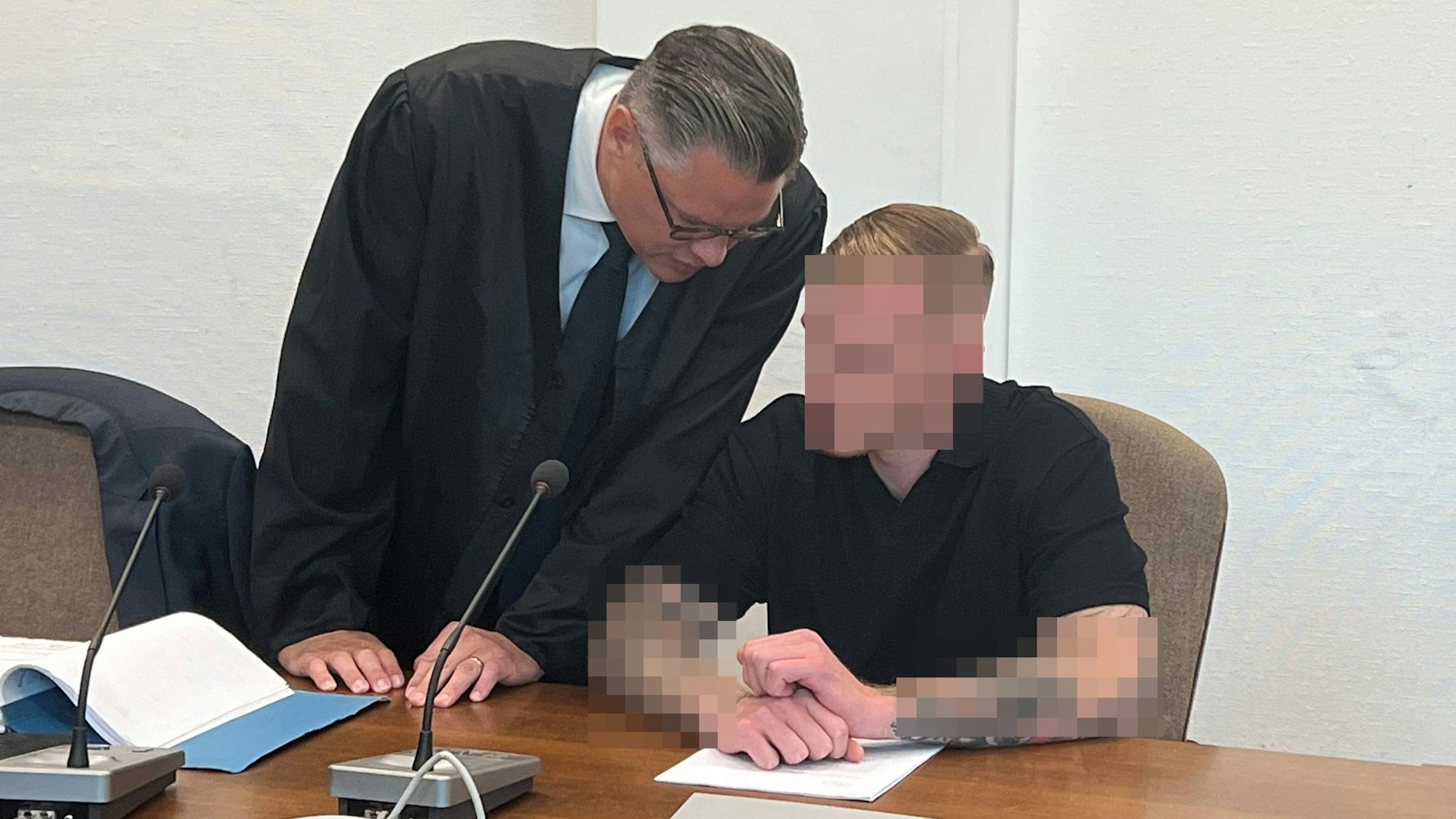 Der Angeklagte mit seinem Verteidiger Dietmar Bonn beim ersten Prozessauftakt im Landgericht Köln