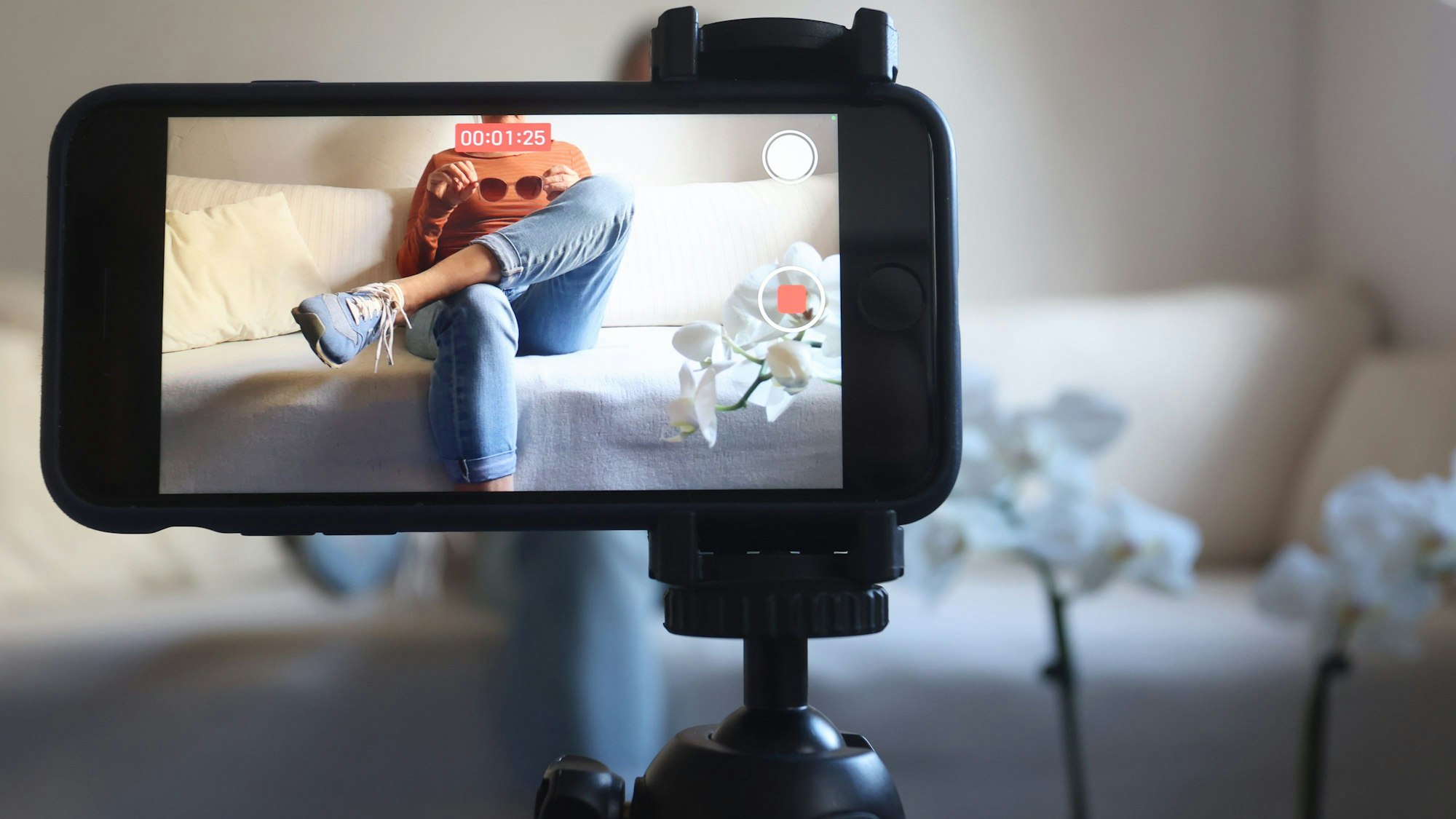 Influencer sind Personen, die in hoher Frequenz Inhalte im Internet zu bestimmten Themen veröffentlichen. Diese Frau spricht über Sonnenbrillen.