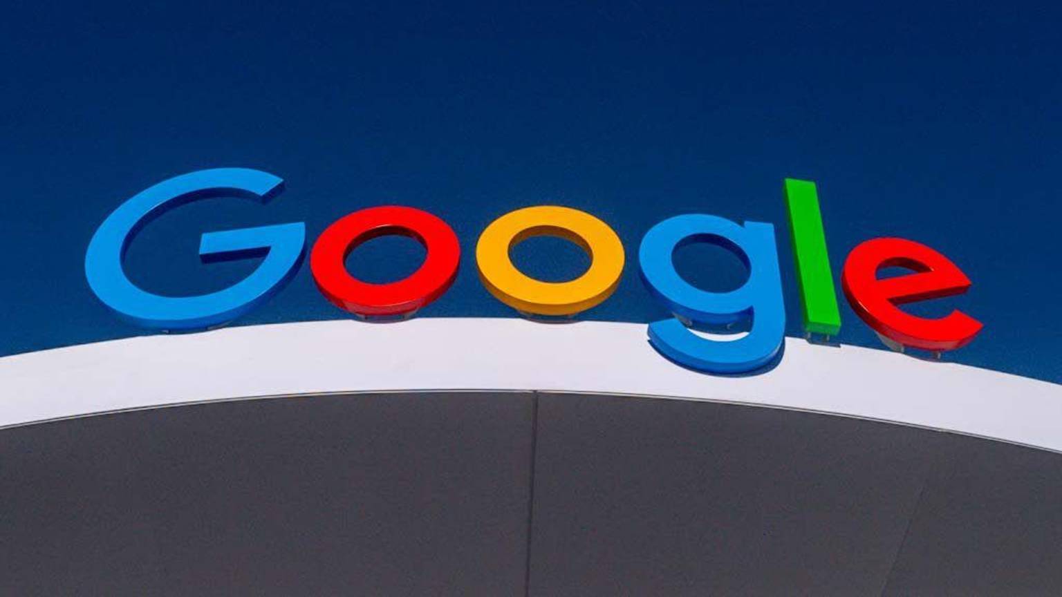 ARCHIV - 09.01.2024, USA, Las Vegas: Das Logo von Google ist auf dem Pavillon des Internet-Konzerns auf der Technik-Messe CES zu sehen.