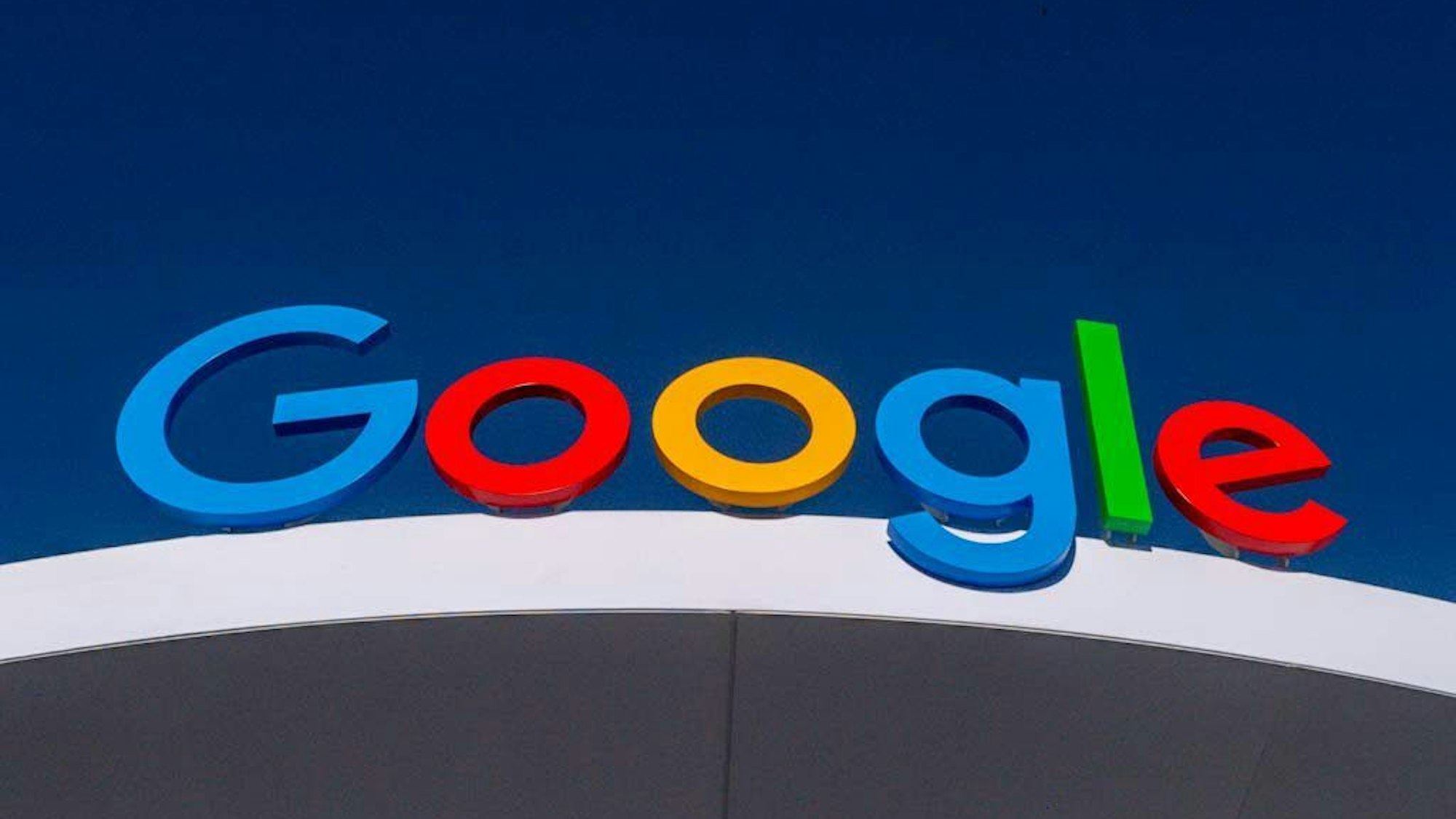 ARCHIV - 09.01.2024, USA, Las Vegas: Das Logo von Google ist auf dem Pavillon des Internet-Konzerns auf der Technik-Messe CES zu sehen.