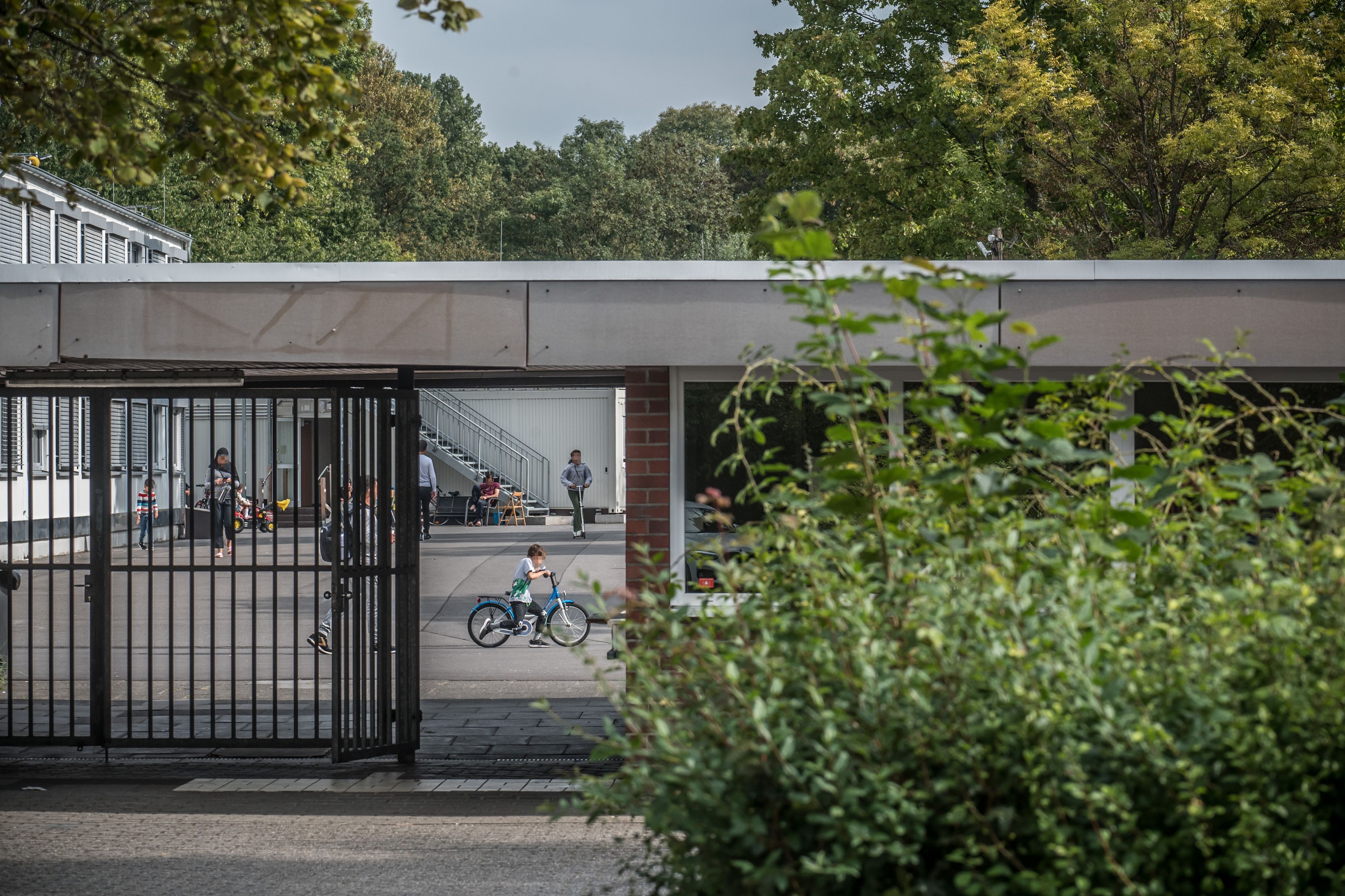 Die die Landesunterkunft im ehemaligen Freibad Auermühle wird bewacht.