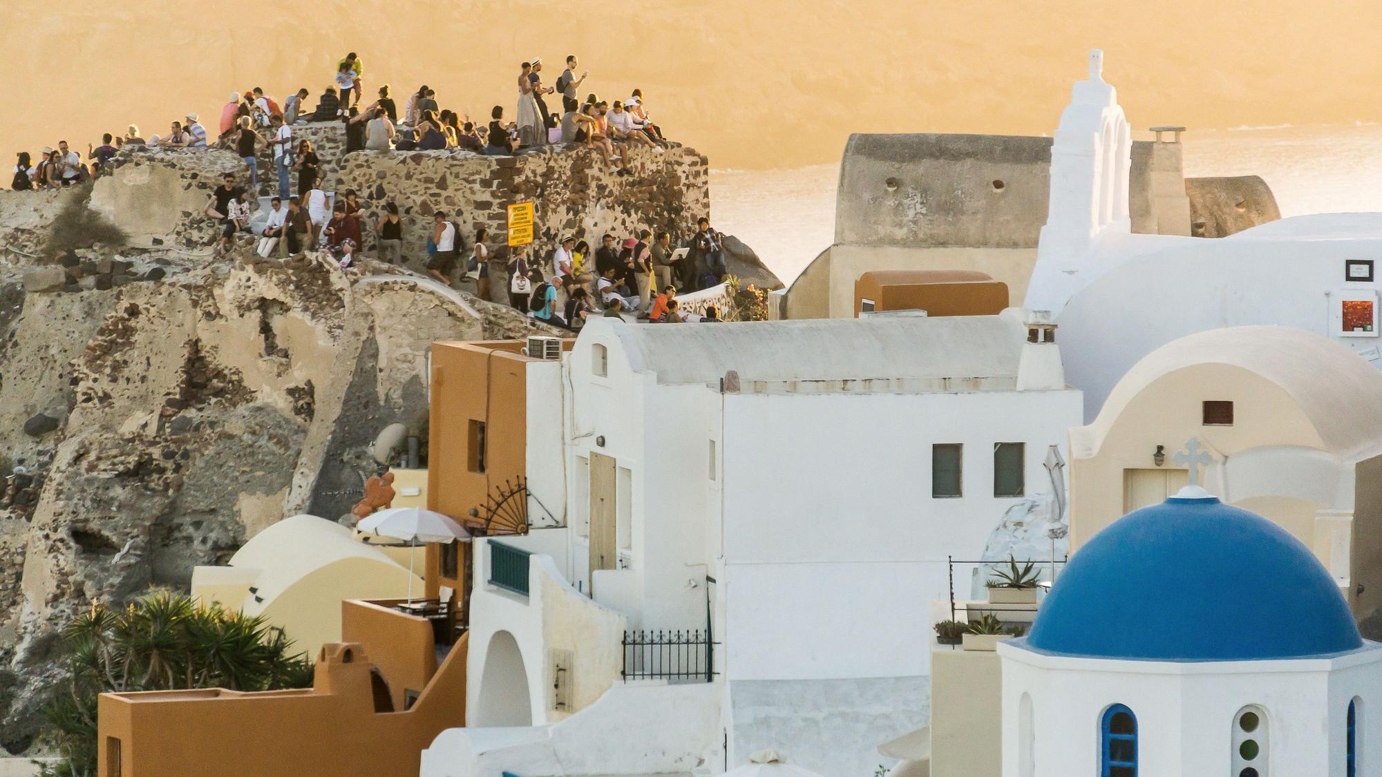 Goldene Stunde auf Santorin: Die griechische Insel ist ein beliebtes Reiseziel im Herbst.