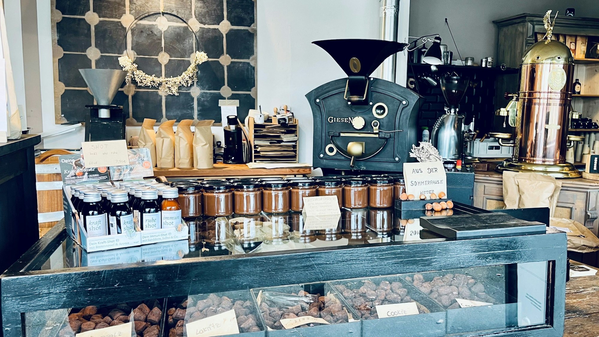 Eine Theke mit verschiedenen Waren.