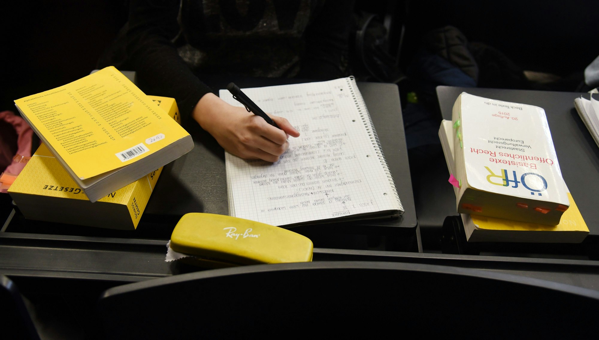 Wer endgültig durchs erste juristische Staatsexamen rasselt, steht nach langem Studium ohne Abschluss da. In Hessen soll es bald einen Jura-Bachelor geben.