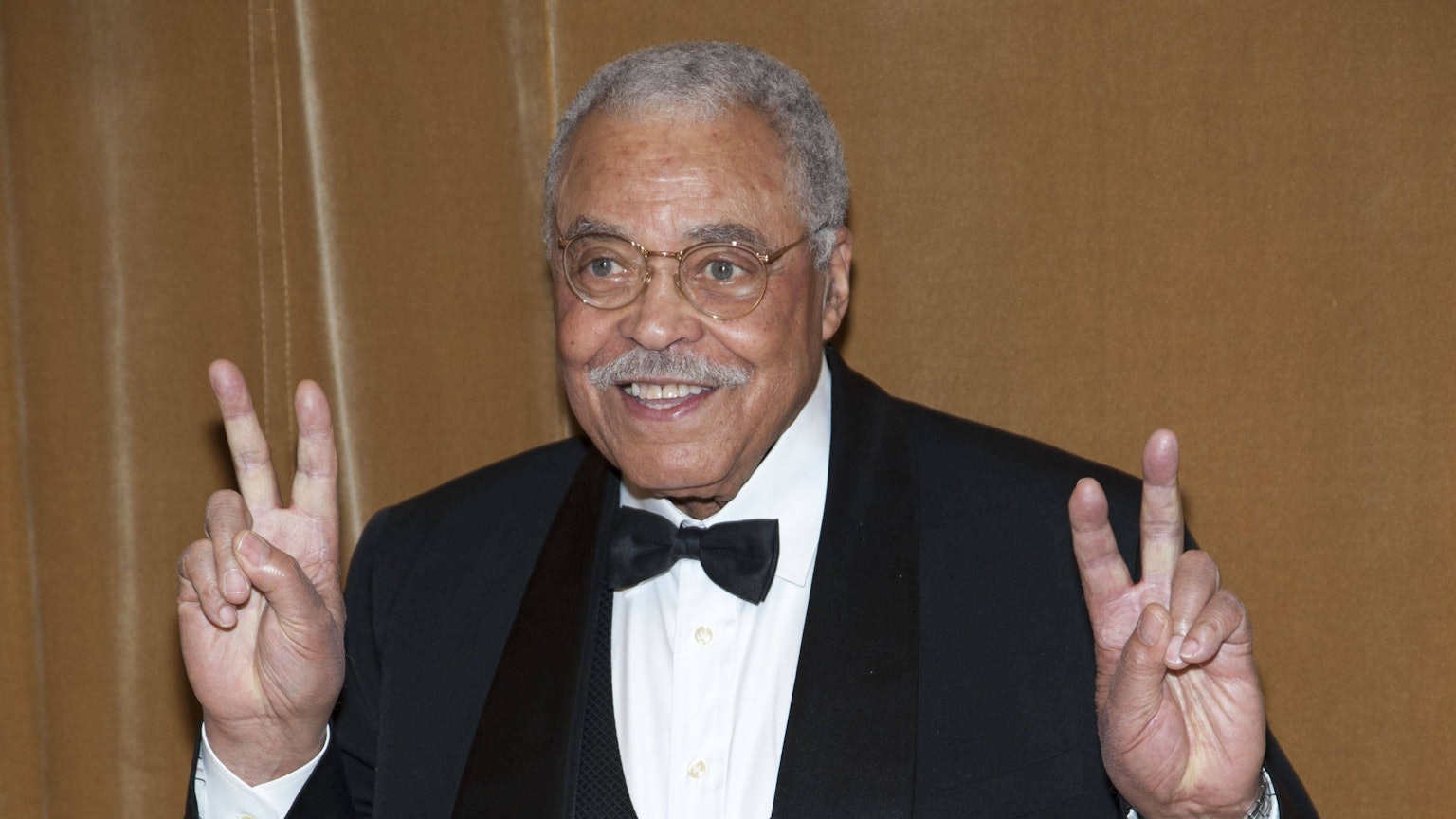 James Earl Jones, 17. Januar 1931 - 9. September 2024 war ein US-amerikanischer Schauspieler, der für seine ikonischen Synchronrollen und seine Arbeit am Theater bekannt ist. Im Laufe seiner Karriere erhielt er drei Tony Awards, zwei Emmy Awards und einen Grammy Award. Internationale Bekanntheit erlangte Jones durch seine Rolle als Darth Vader in der Star-Wars-Reihe, die mit dem Originalfilm von 1977 begann. 19. November 2012, Philadelphia, Pennsylvania, USA: Oscar-Preisträger JAMES EARL JONES bei der Marian Anderson Award Gala.