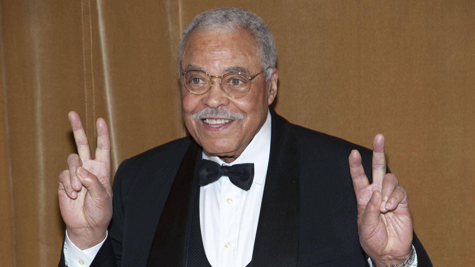 James Earl Jones grüßt in die Kameras.