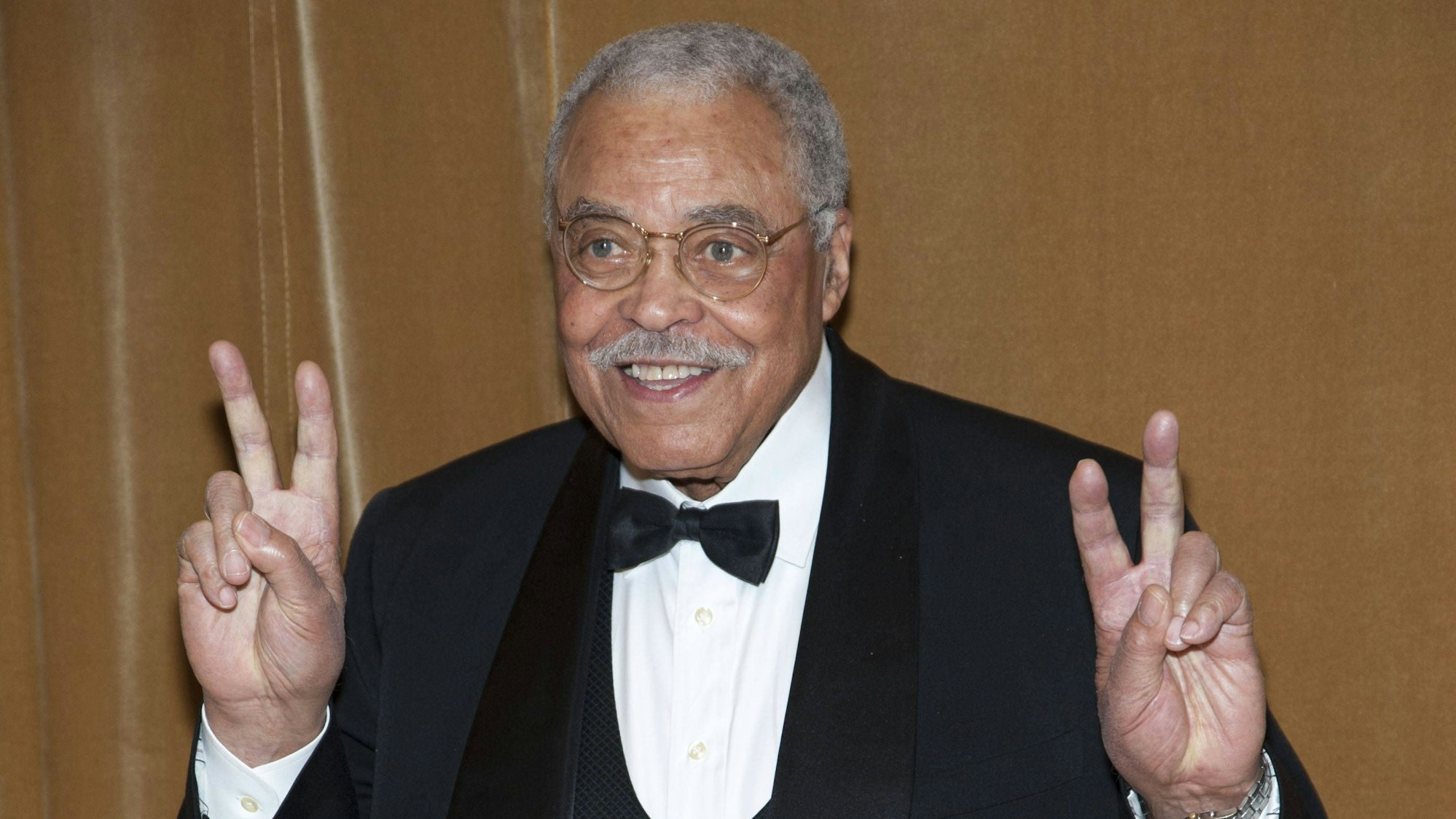 James Earl Jones grüßt in die Kameras.