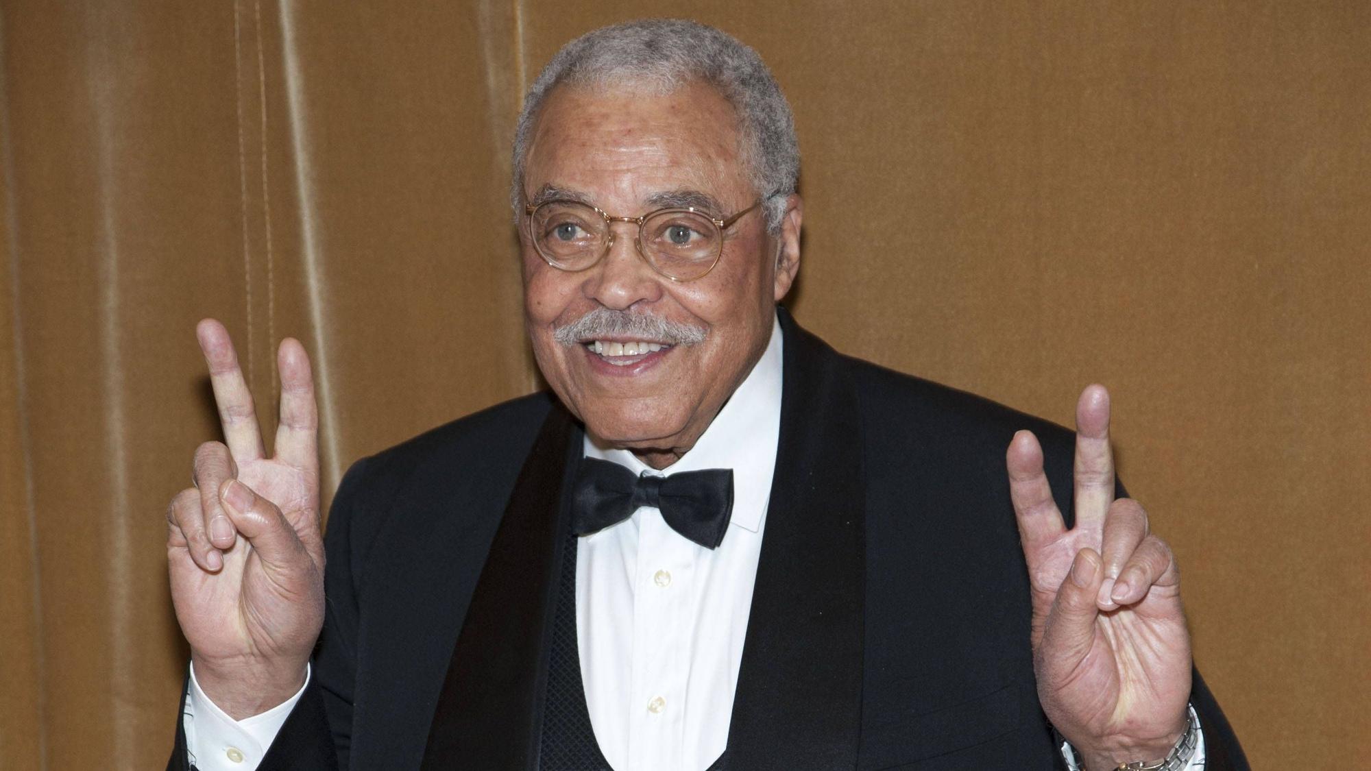 James Earl Jones, 17. Januar 1931 - 9. September 2024 war ein US-amerikanischer Schauspieler, der für seine ikonischen Synchronrollen und seine Arbeit am Theater bekannt ist. Im Laufe seiner Karriere erhielt er drei Tony Awards, zwei Emmy Awards und einen Grammy Award. Internationale Bekanntheit erlangte Jones durch seine Rolle als Darth Vader in der Star-Wars-Reihe, die mit dem Originalfilm von 1977 begann. 19. November 2012, Philadelphia, Pennsylvania, USA: Oscar-Preisträger JAMES EARL JONES bei der Marian Anderson Award Gala.