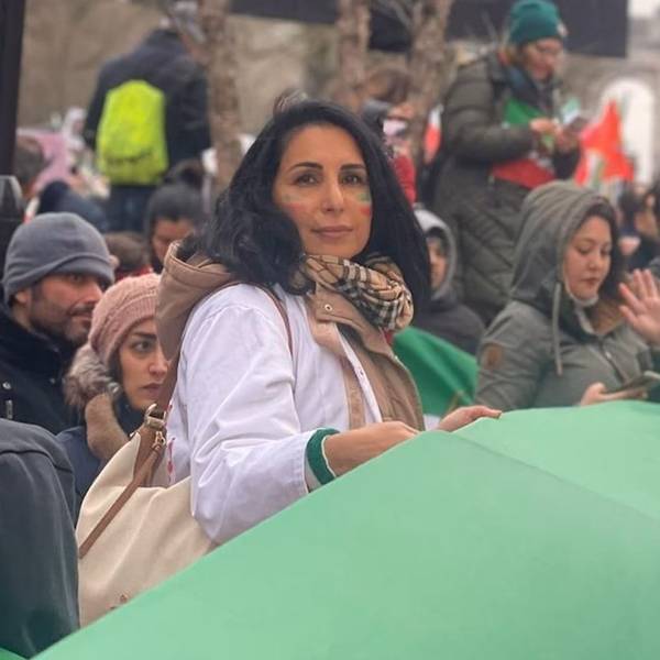 Eine Demonstrantin mit iranischer Freiheitsflagge