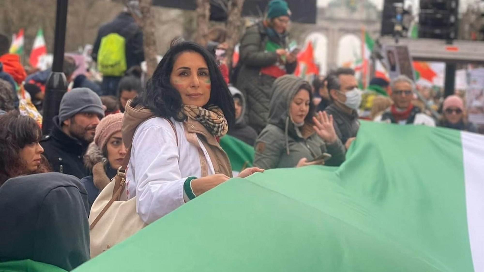 Eine Demonstrantin mit iranischer Freiheitsflagge