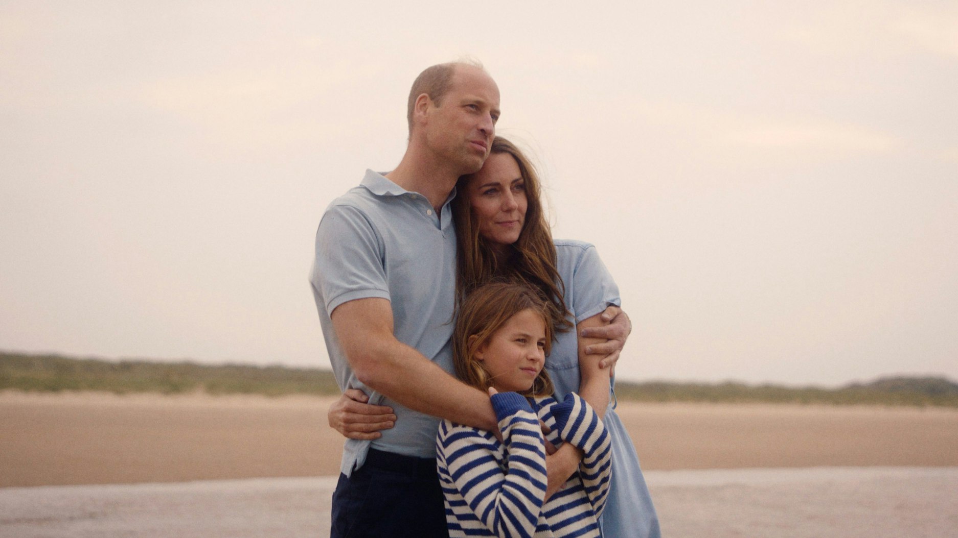 Dieses vom Kensington-Palast zur Verfügung gestellte Foto zeigt Prinzessin Kate (r), Prinz William (l) und Prinzessin Charlotte.