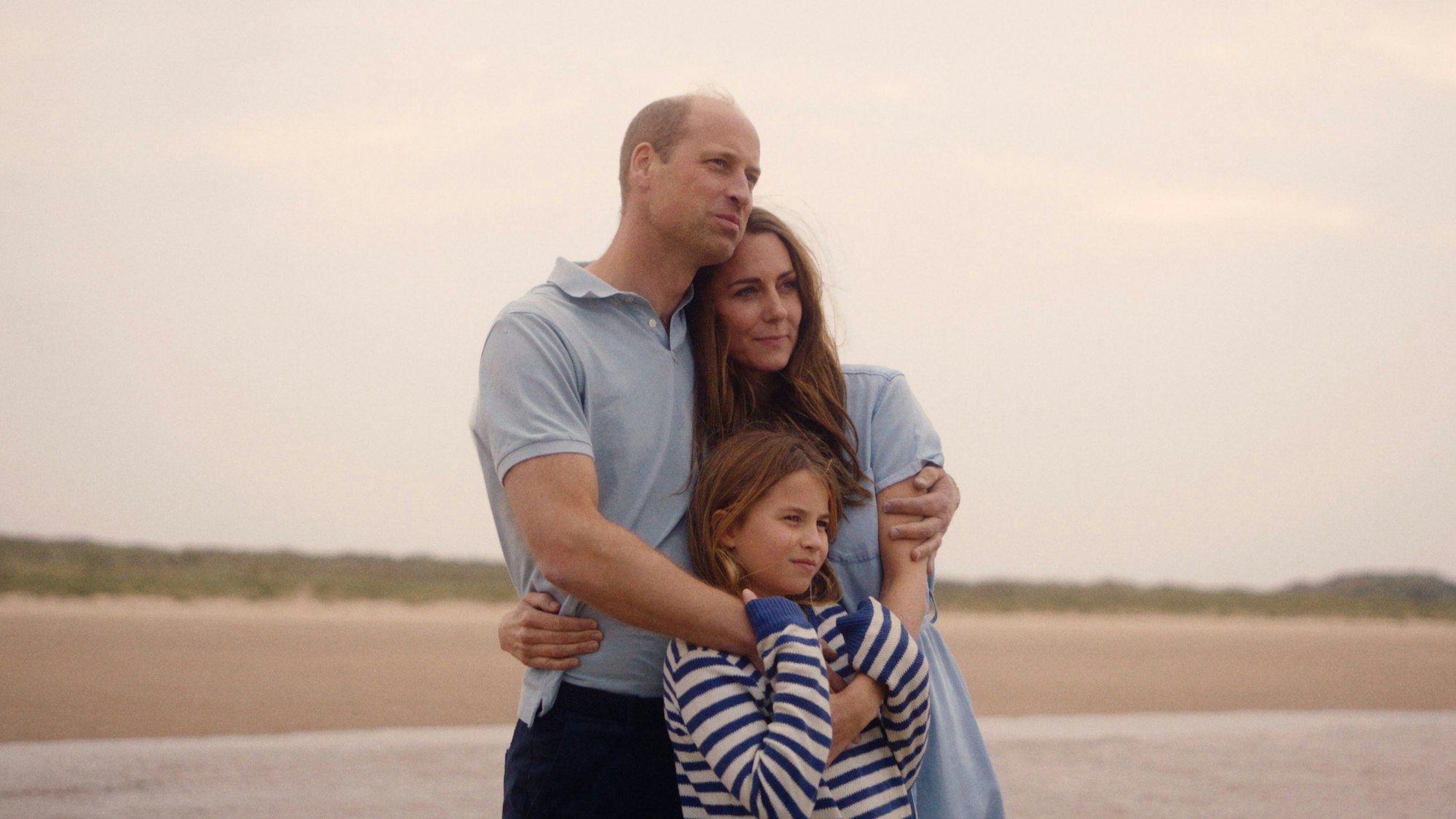 Dieses vom Kensington-Palast zur Verfügung gestellte Foto zeigt Prinzessin Kate (r), Prinz William (l) und Prinzessin Charlotte.