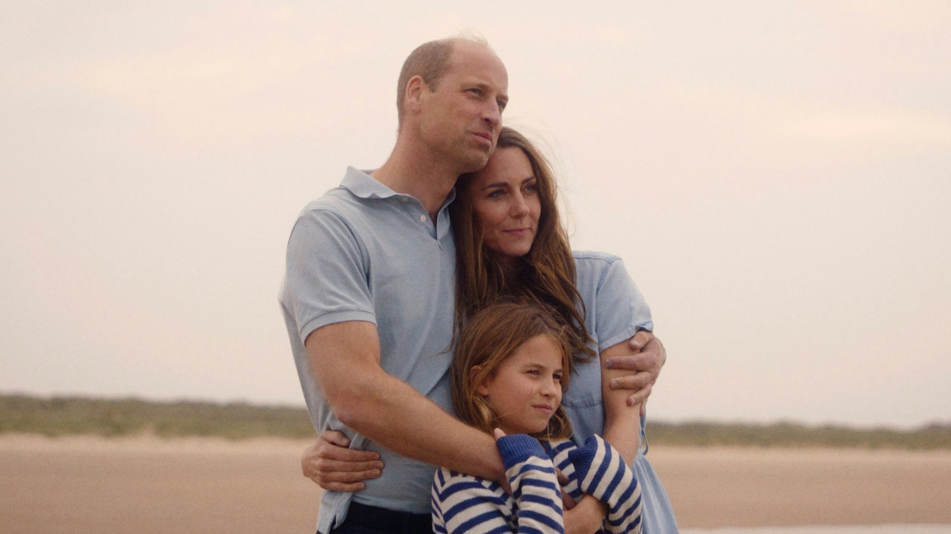 Prinz William, Prinzessin Kate und Prinzessin Charlotte Arm in Arm.