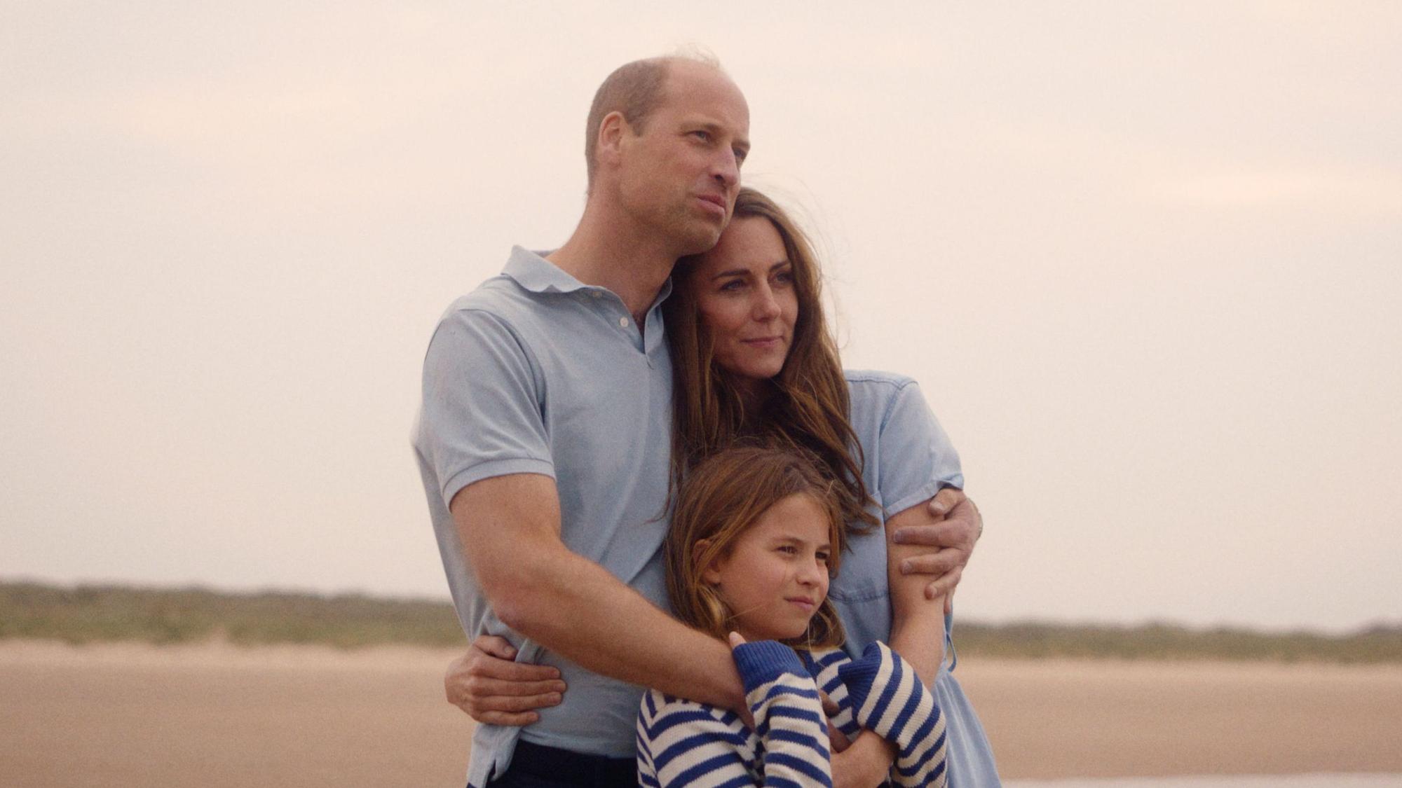 Prinz William, Prinzessin Kate und Prinzessin Charlotte Arm in Arm.