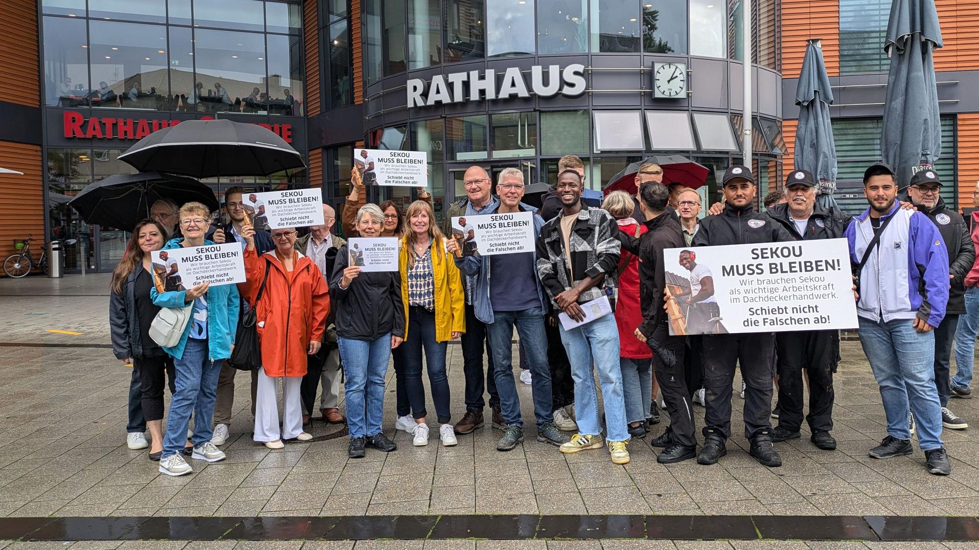 Eine Menschengruppe steht vor dem Leverkusener Rathaus.