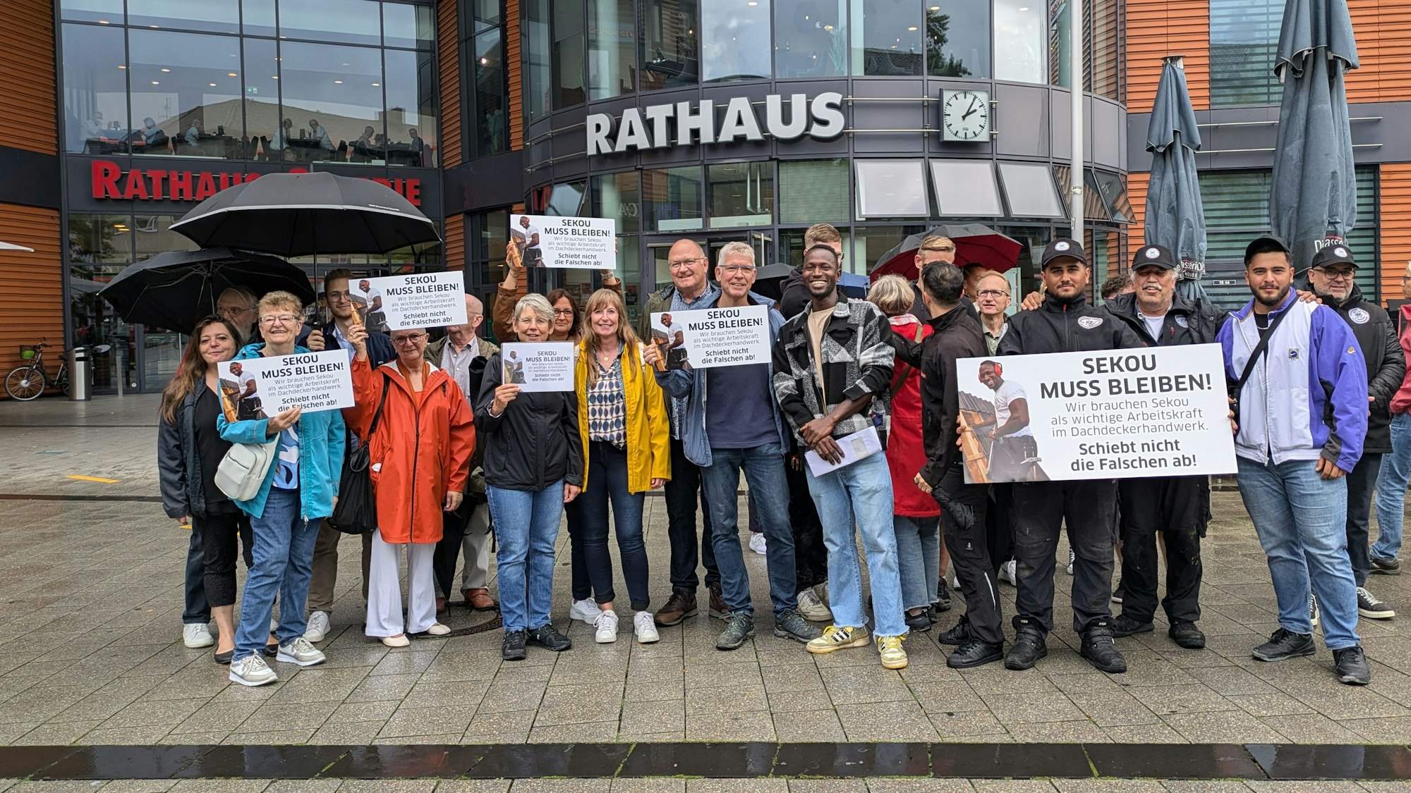 Eine Menschengruppe steht vor dem Leverkusener Rathaus.