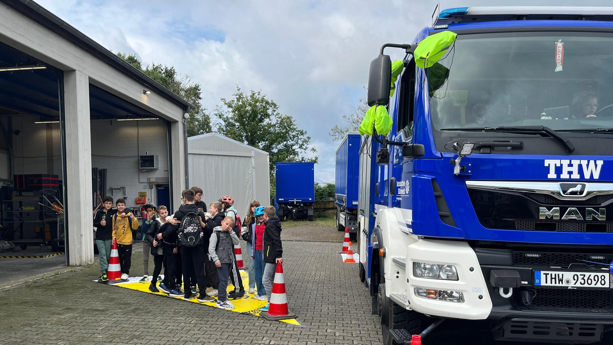 Die Alexander-Humboldt-Realschule hat nach dem tödlichen Unfall eines ihrer Schüler einen Verkehrssicherheitstag mti Verkehrswacht und Polizei organisiert.