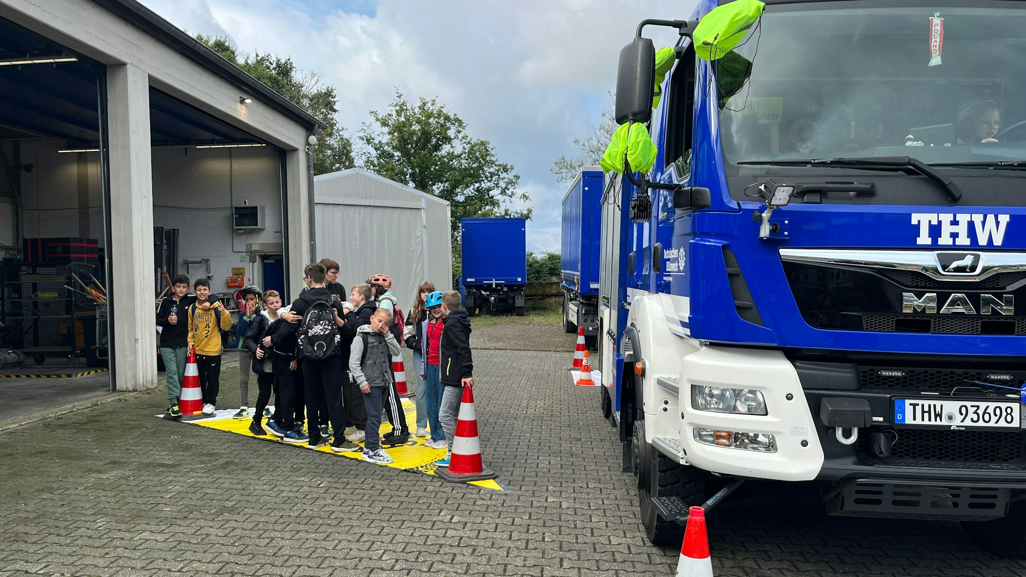 Eine halbe Schulklasse kann sich in einem toten Winkel eines Lastwagens verstecken.