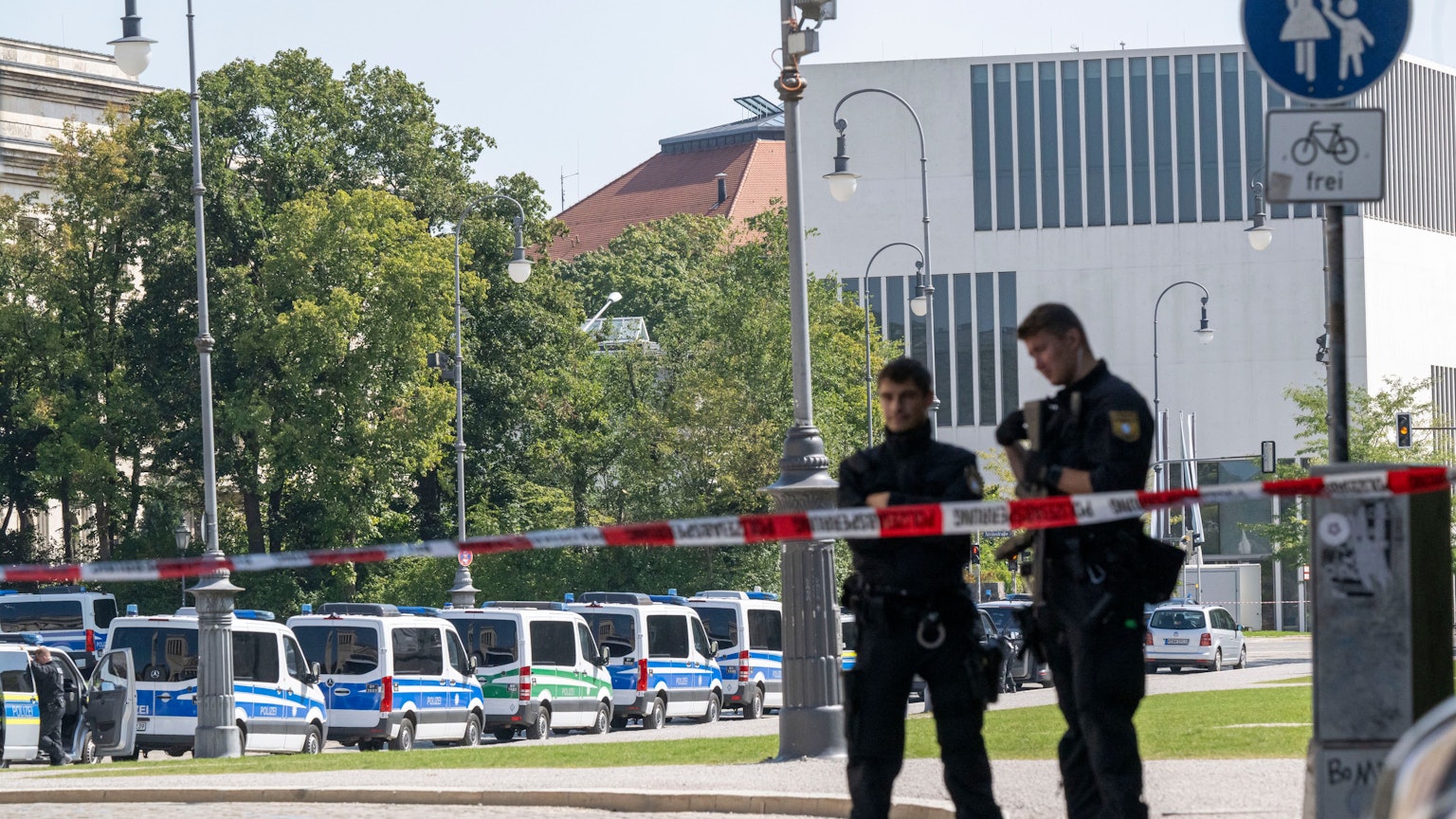 Polizisten im Einsatz in München vor dem NS-Dokumentationszentrum.