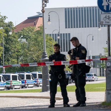 Polizisten im Einsatz in München vor dem NS-Dokumentationszentrum.