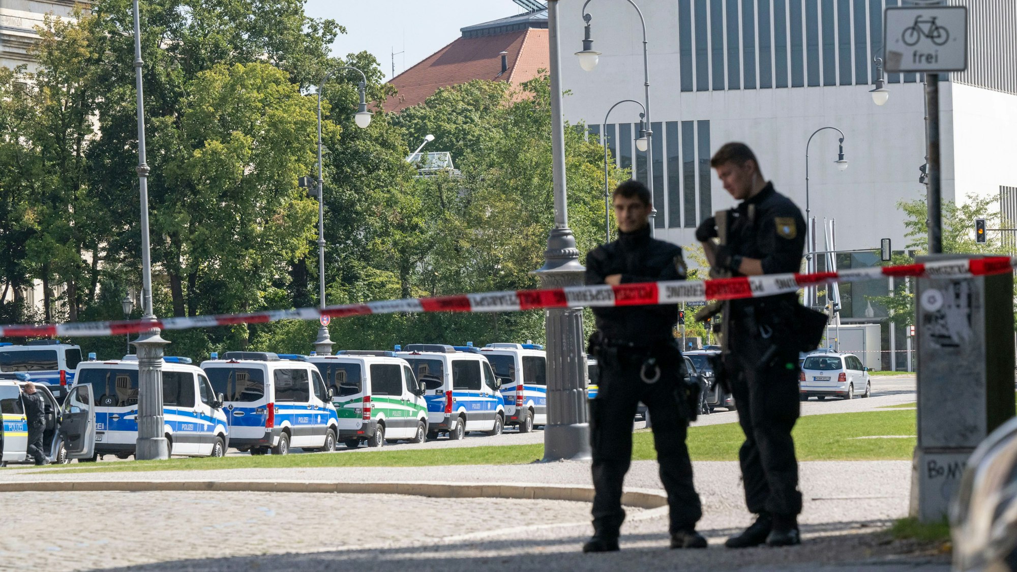Polizisten im Einsatz in München vor dem NS-Dokumentationszentrum.