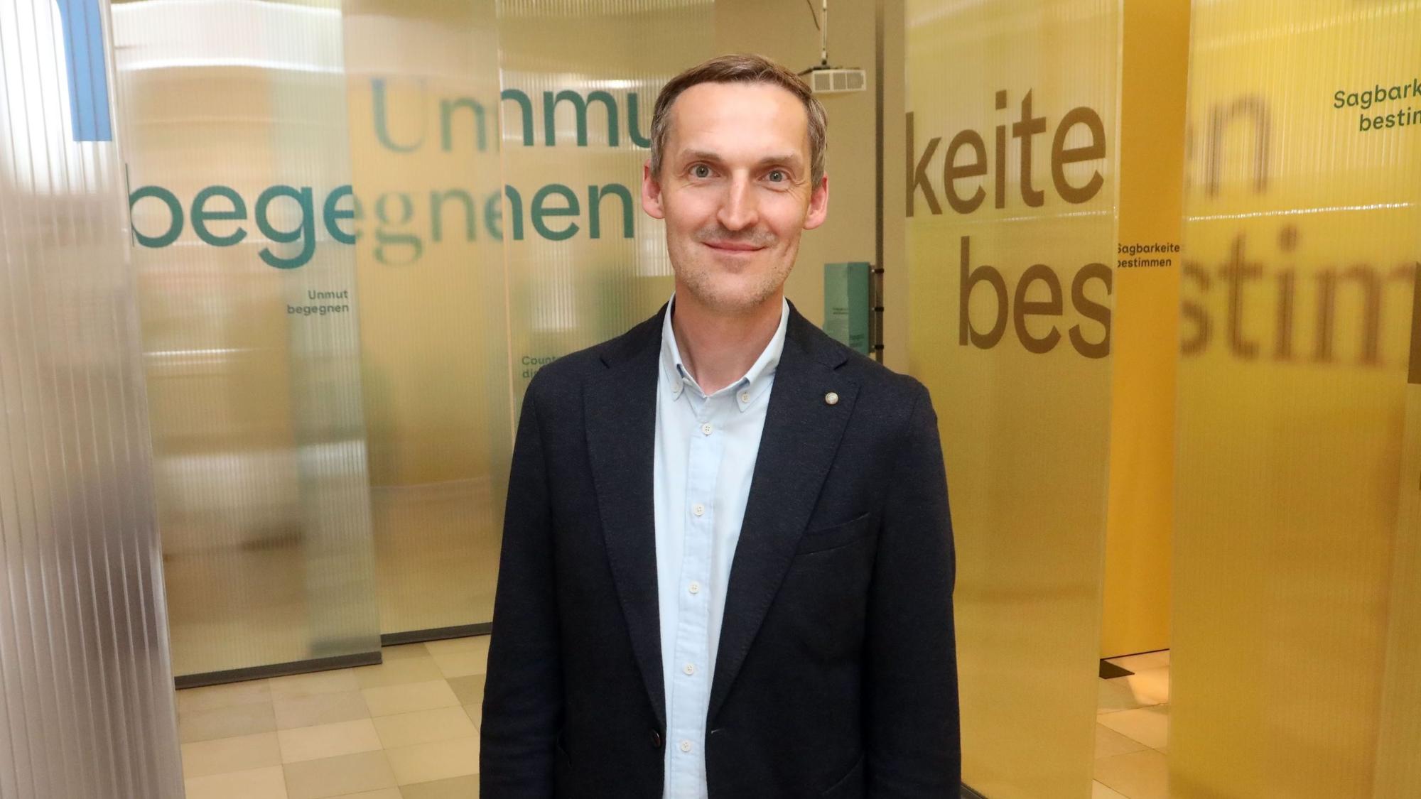 Henning Borggräfe in der Ausstellung.
