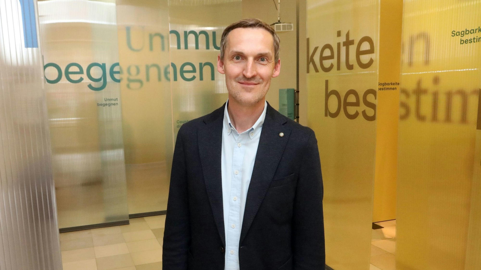 Henning Borggräfe in der Ausstellung.