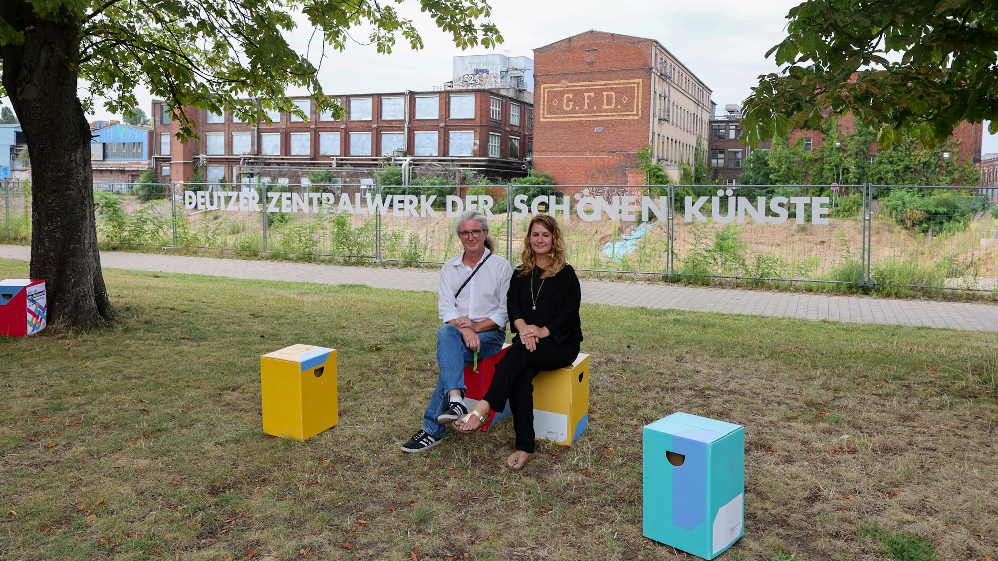 22.07.2022
Köln:
"Raum13" stellt die Pläne für das Otto-und-Langen-Quartier vor, unterstützt von der Bundesstiftung Baukultur.
Marc Leßle und Anja Kolacek vom 
raum13, Deutzer Zentralwerk der Schönen Künste
Foto:Martina Goyert
