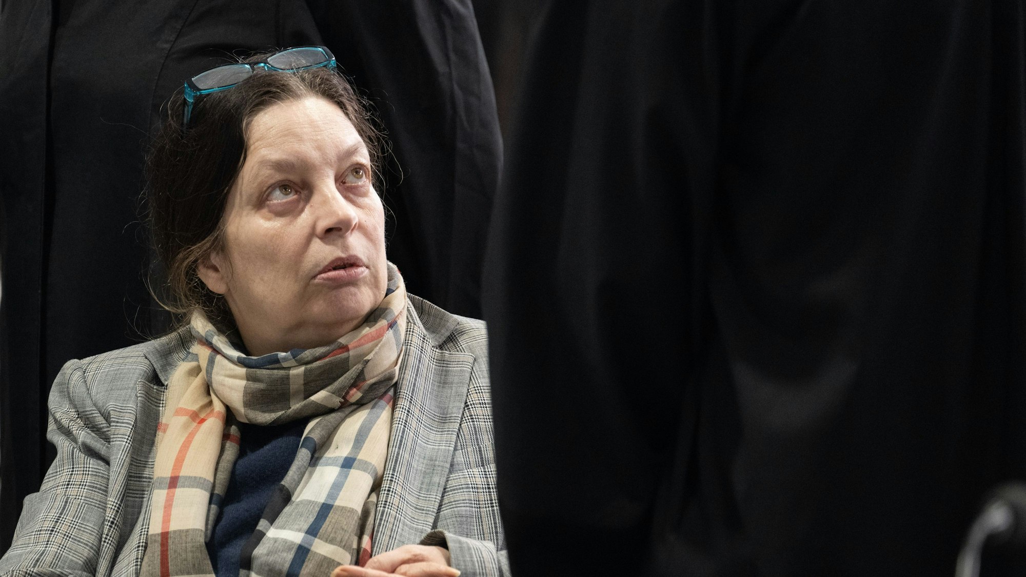 Die Angeklagte Birgit Malsack-Winkemann auf der Anklagebank. Die Bundesanwaltschaft legt den insgesamt neun Beschuldigten unter anderem die Mitgliedschaft in einer terroristischen Vereinigung zur Last.