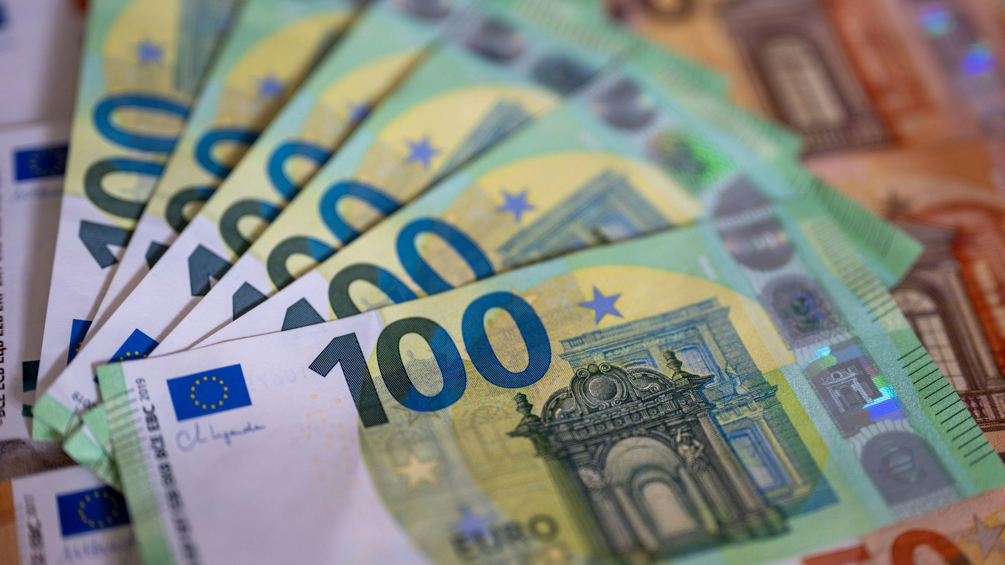 Geldscheine mit dem Wert von 100 und 50 Euro liegen auf einem Tisch. Die Zahl der Verdachtsfälle von Geldwäsche hat zugenommen.