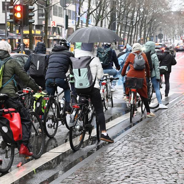 Fahrradfahrer im Regen auf dem Hohenzollernring.