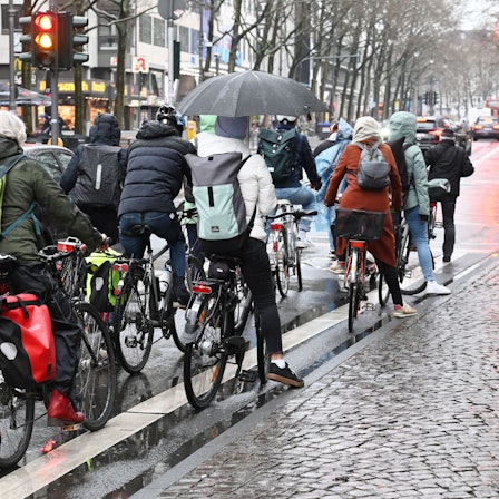 Fahrradfahrer im Regen auf dem Hohenzollernring.