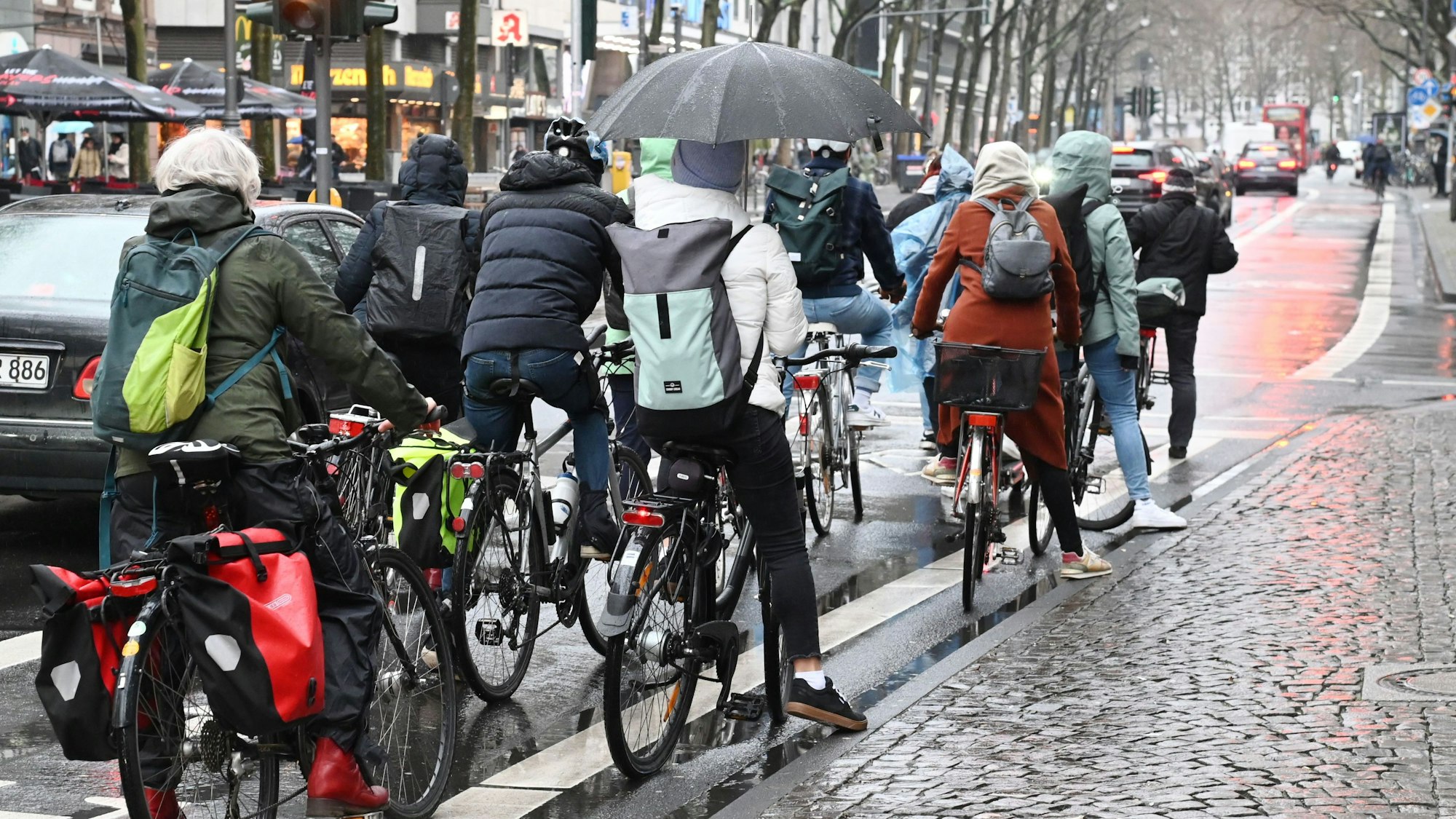 Fahrradfahrer im Regen auf dem Hohenzollernring.