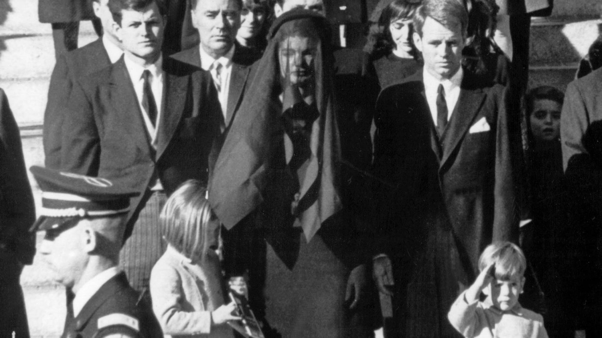Jackie Kennedy (m) bei der Trauerfeier ihres ermordeten Ehemannes John F. Kennedy.