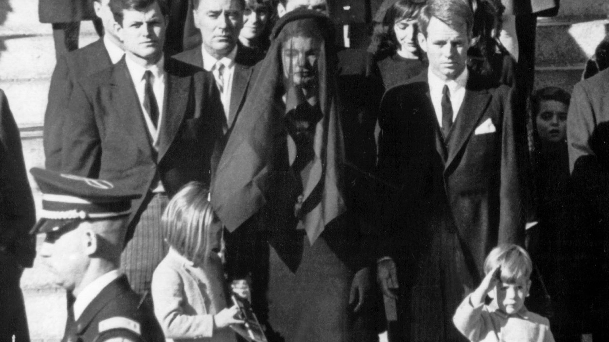 Jackie Kennedy (m) bei der Trauerfeier ihres ermordeten Ehemannes John F. Kennedy.
