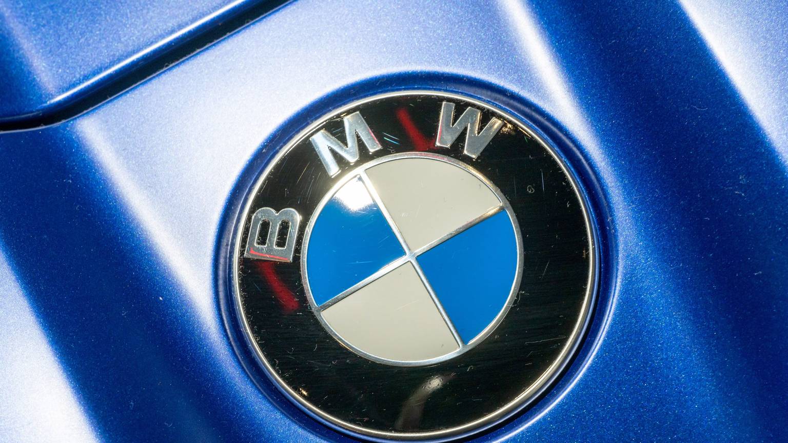 Das BMW-Logo ist in der BMW-Welt auf einem Fahrzeug der Marke an der Motorhaube angebracht.