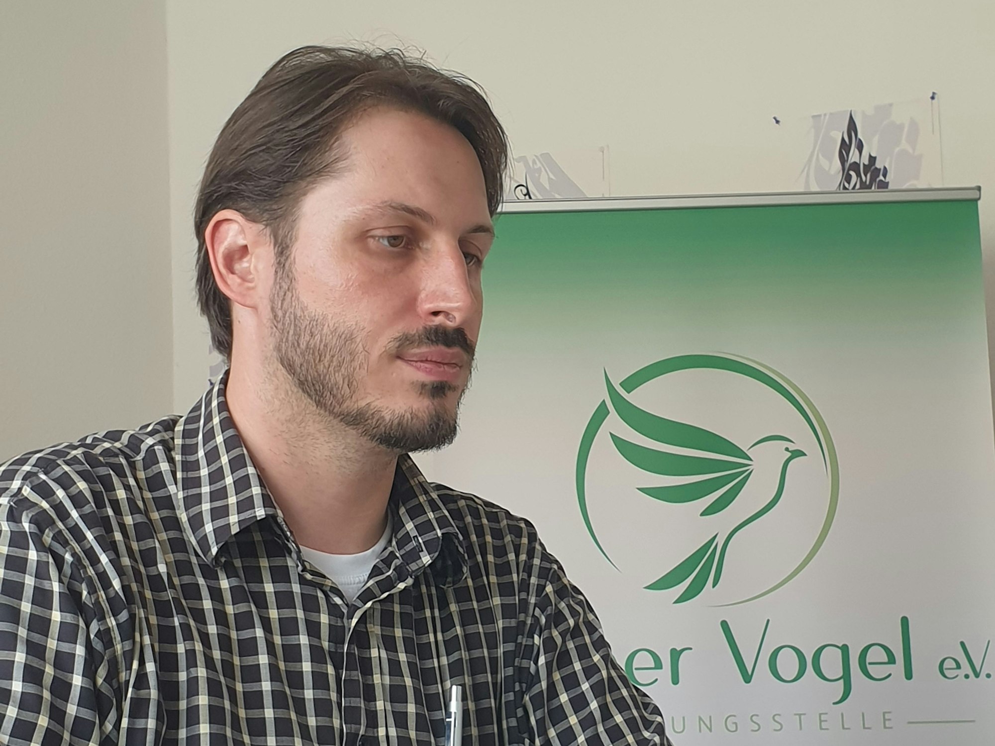 Kaan Orhon leitet das Bonner Büro der Beratungsstelle „Grüner Vogel“ gegen Salafismus und Jihadismus.