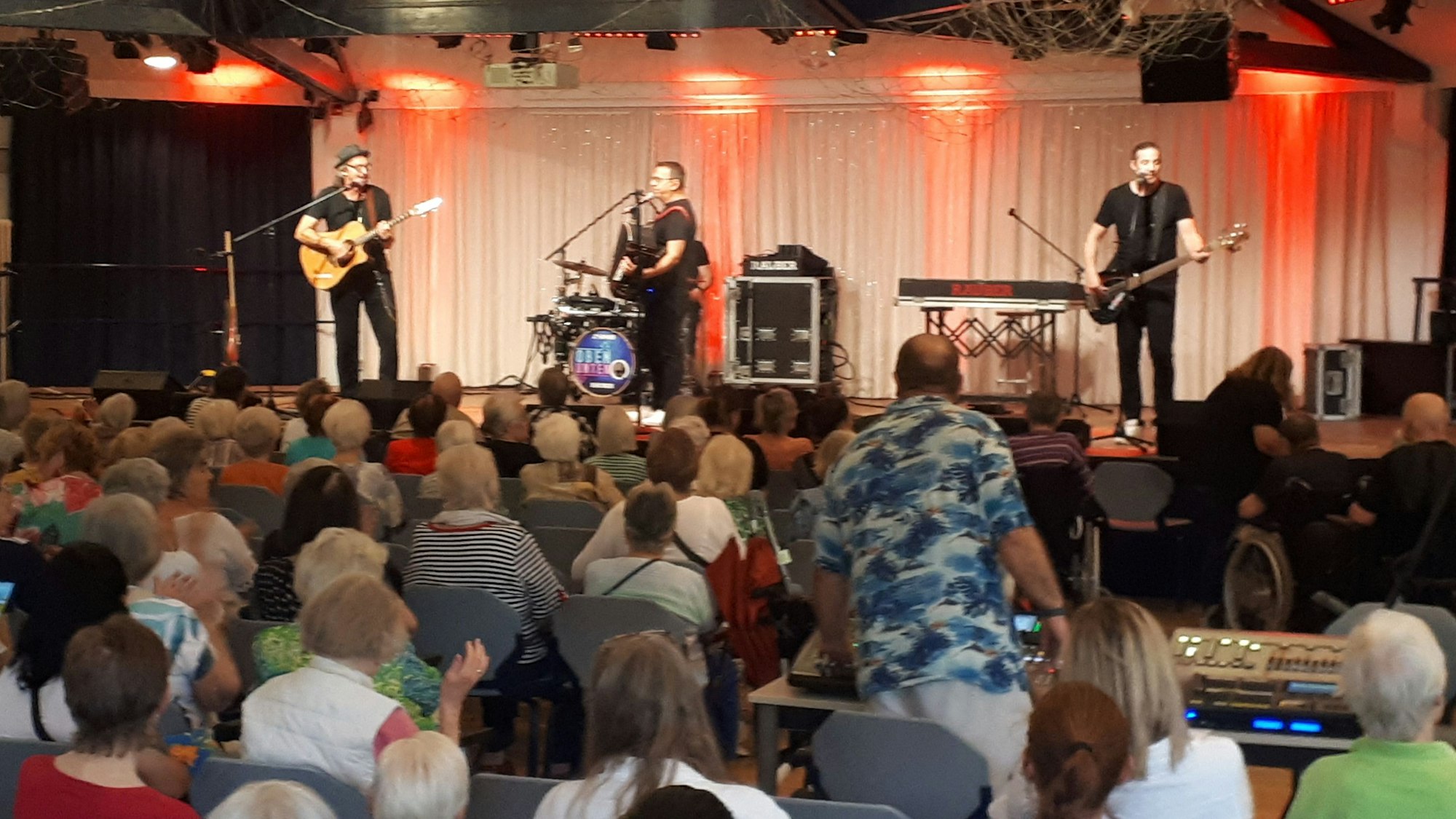 Die „Räuber“ vor rund 300 Gästen auf der Bühne des SBK-Festsaals.