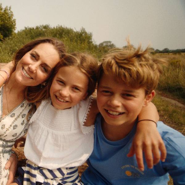 Prinz George (r), Prinzessin Charlotte (2vr) und Prinz Louis (l) umarmen ihre Eltern, Prinz William (2vl) und Prinzessin Kate (m).