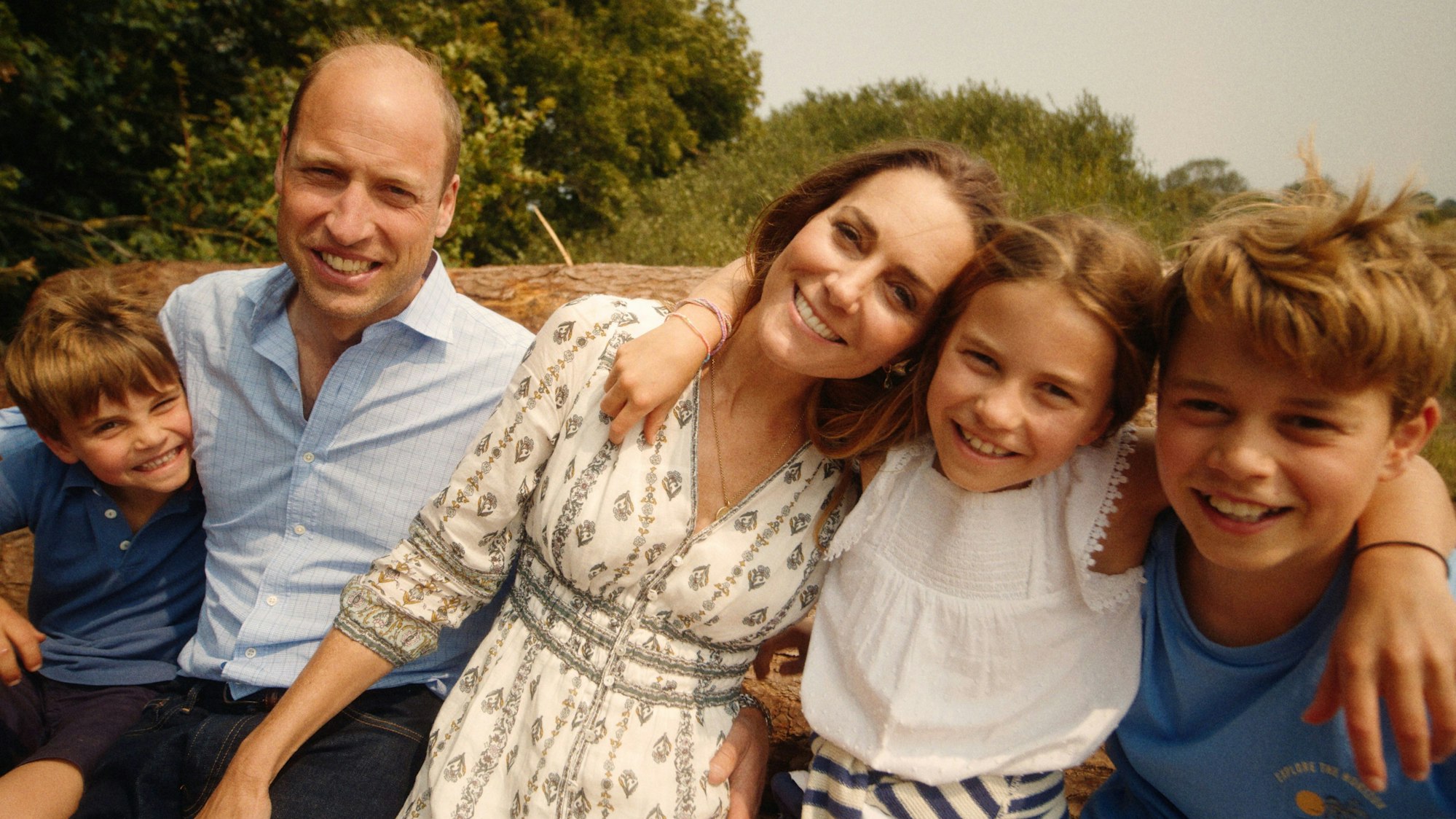 Prinz George (r), Prinzessin Charlotte (2vr) und Prinz Louis (l) umarmen ihre Eltern, Prinz William (2vl) und Prinzessin Kate (m).