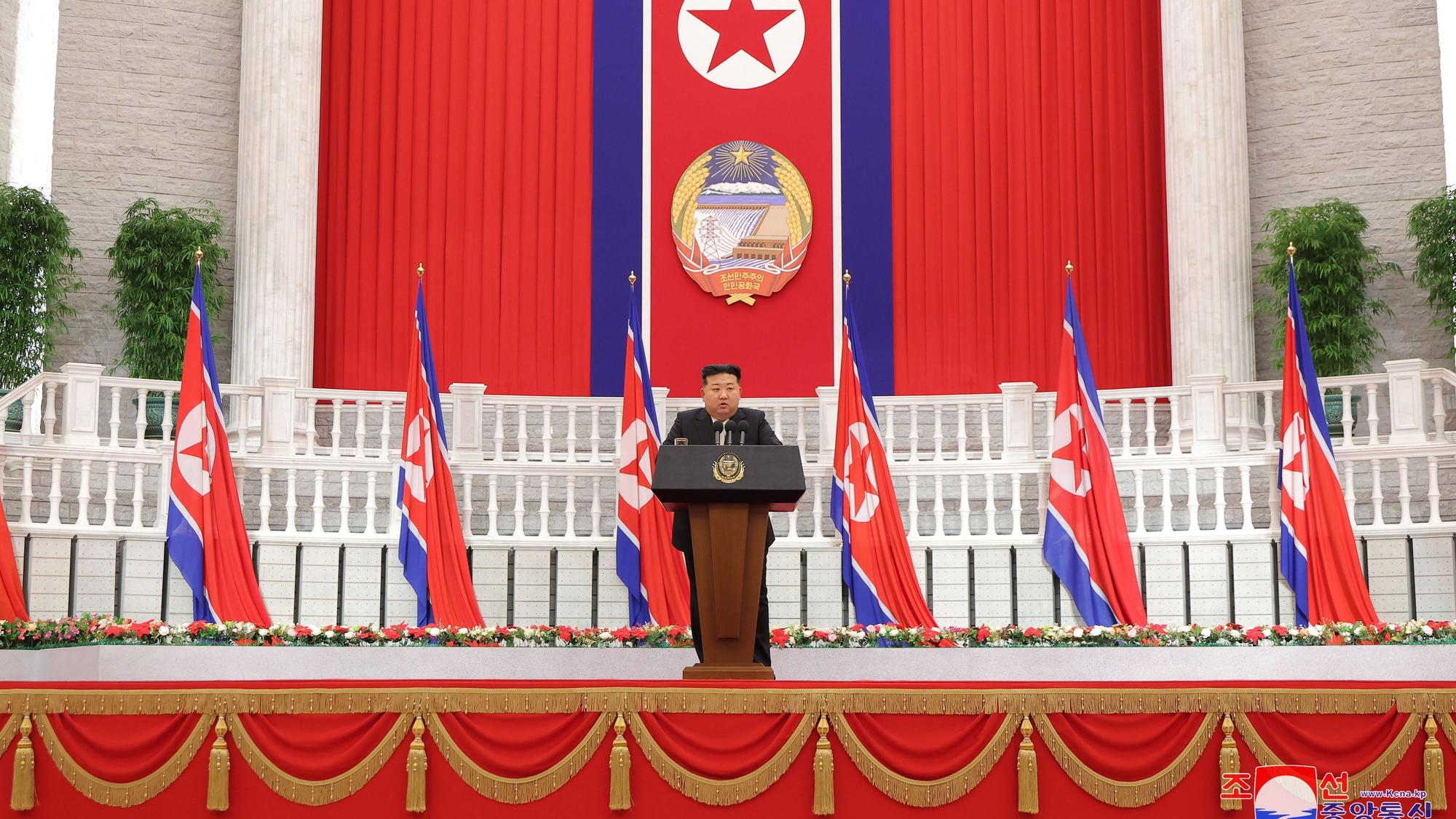 09.09.2024, Nordkorea, Pjöngjang: Die von der staatlichen nordkoreanischen Nachrichtenagentur KCNA am 10.09.2024 zur Verfügung gestellte Aufnahme zeigt nach Angaben von KCNA Kim Jong Un, Machthaber von Nordkorea, während einer Rede zur Feier des nationalen Gründungstags der Demokratischen Volksrepublik Korea, wie die offizielle Landesbezeichnung lautet. Nordkorea will die Anzahl seiner Nuklearwaffen erhöhen. Wie die staatliche Nachrichtenagentur KCNA berichtete, erklärte Machthaber Kim Jong Un, dass der Bestand «exponentiell» erhöht werden solle. Der Inhalt dieser Aufnahme ist so, wie er zur Verfügung gestellt wurde und kann nicht unabhängig überprüft werden. Das Wasserzeichen in koreanischer Sprache auf dem Bild lautet wie von der Quelle angegeben: «KCNA» ist die Abkürzung für Korean Central News Agency. Foto: Uncredited/kcna/kns/dpa